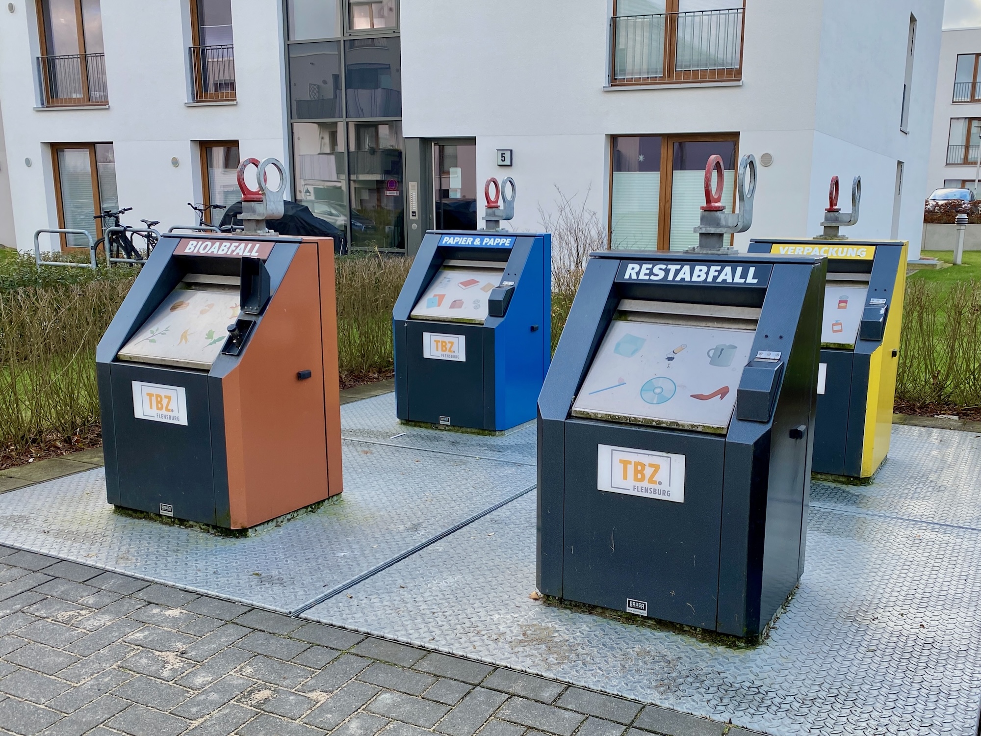 Alle Abfallinseln werden mit funkgesteuerte BrainyBins-Füllstandsmeldern ausgestattet. Copyright: Maacks