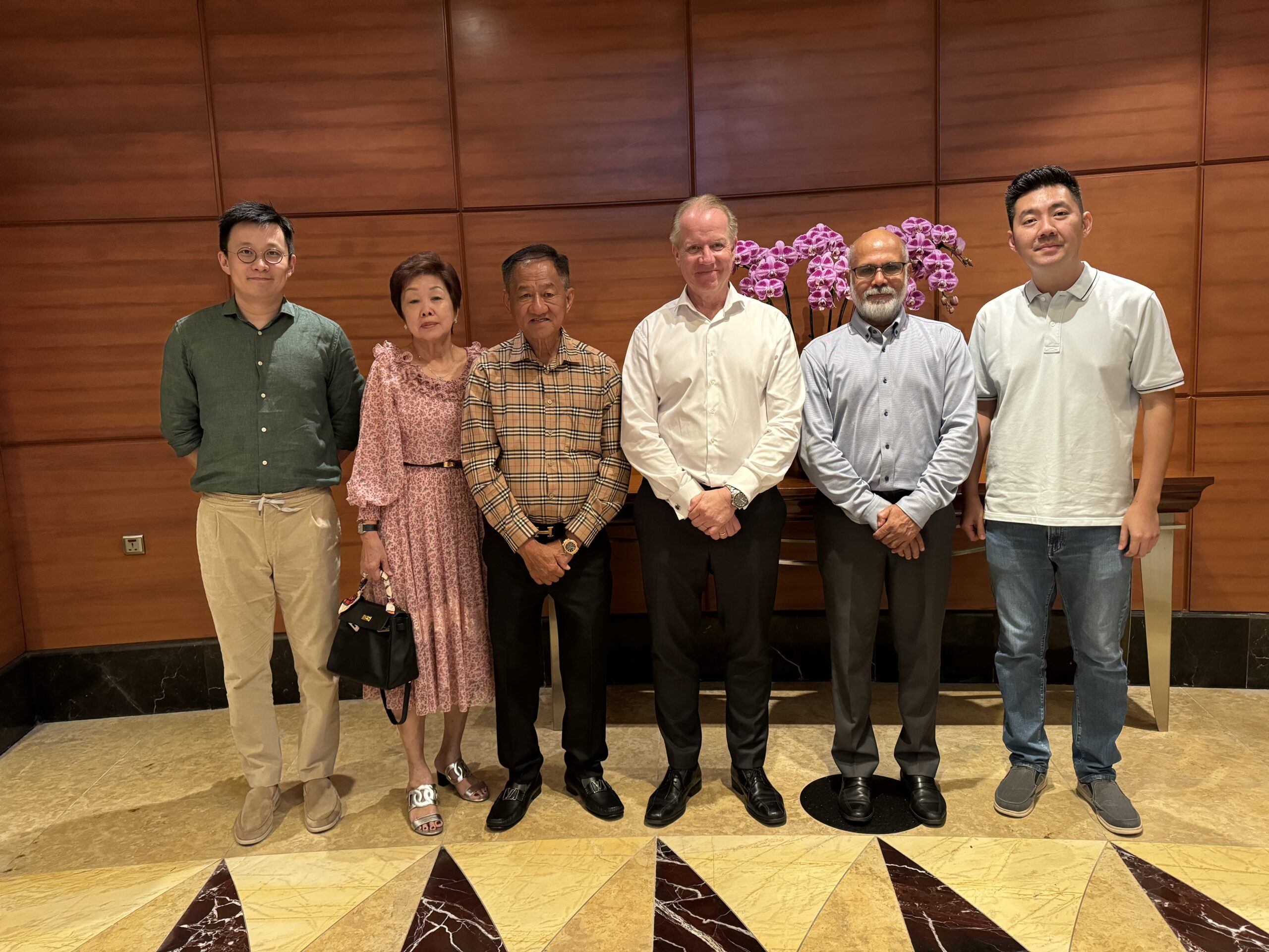 NEO-Geschäftsführer Xindi Wang und die Anteilseigner der Neo-Familie Lim Yan Yan und Neo Cheng Kang mit Michael Stoll, Geschäftsführer der Remex GmbH, Venkat Patnaik, Geschäftsführer der Remex Minerals Singapore Pte. Ltd. und NEO-Geschäftsführer Neo Jia Le (v.l.n.r.) Copyright: Remex