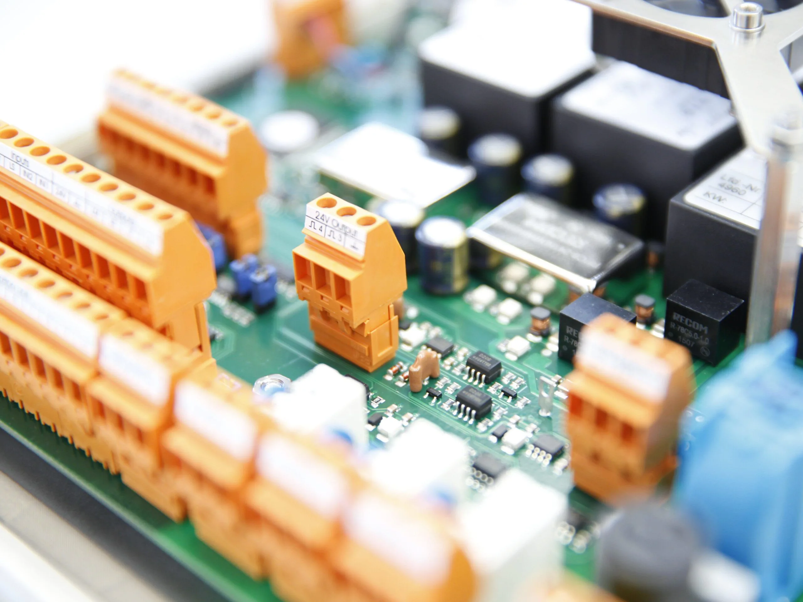 Ein zentraler Bestandteil eines nachhaltigen After-Sales-Services: die Aufbereitung und Wiederverwendung von Elektronikkomponenten. Copyright: Sesotec GmbH