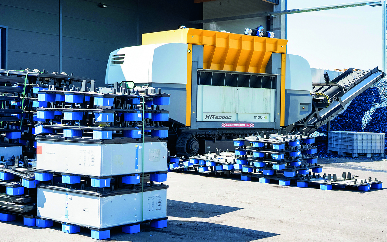 Untha XR3000C mobil-e zerkleinert bei RDG Kunststoff-Metall-Verbunde. Copyright: Untha Shredding Technology GmbH