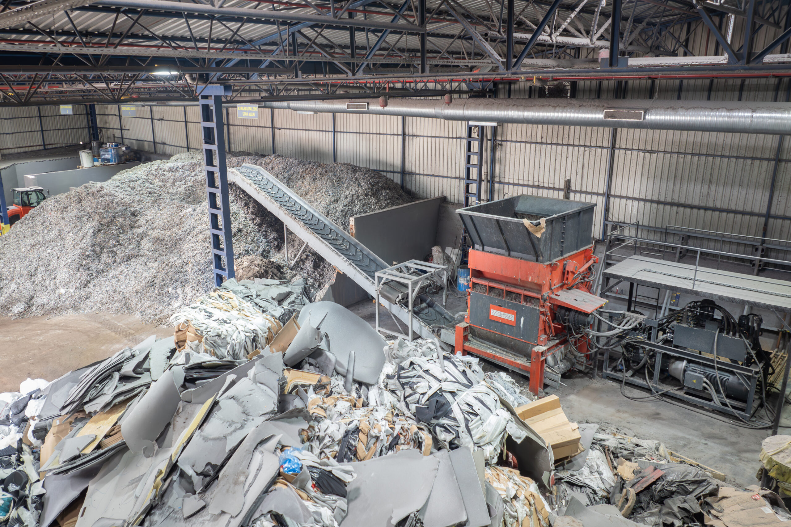 Zerkleinerungsprozess von Haushalts- und Industrieabfällen bei Dekasan. Copyright: Dekasan