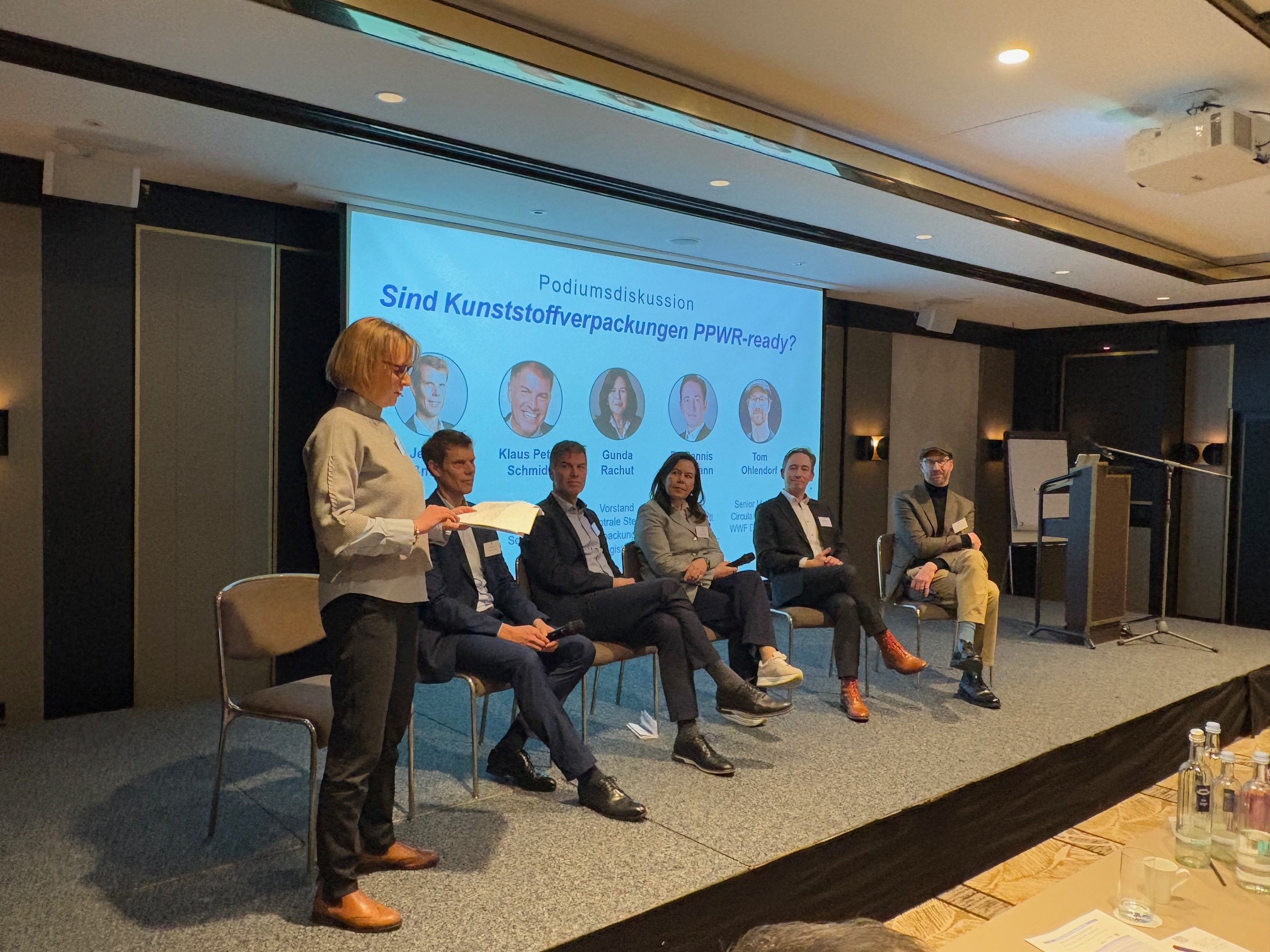 v.l.n.r.: Dr. Isabell Schmidt (IK), Jens Nießmann (Reclay System), Klaus Peter Schmidt, (Mauser Packaging Solutions), Gunda Rachut (Stiftung Zentrale Stelle Verpackungsregister), Dr. Dennis Bankmann (Emerging MOTIF), Tom Ohlendorf, (WWF Deutschland). Copyright: IK Industrievereinigung Kunststoffverpackungen