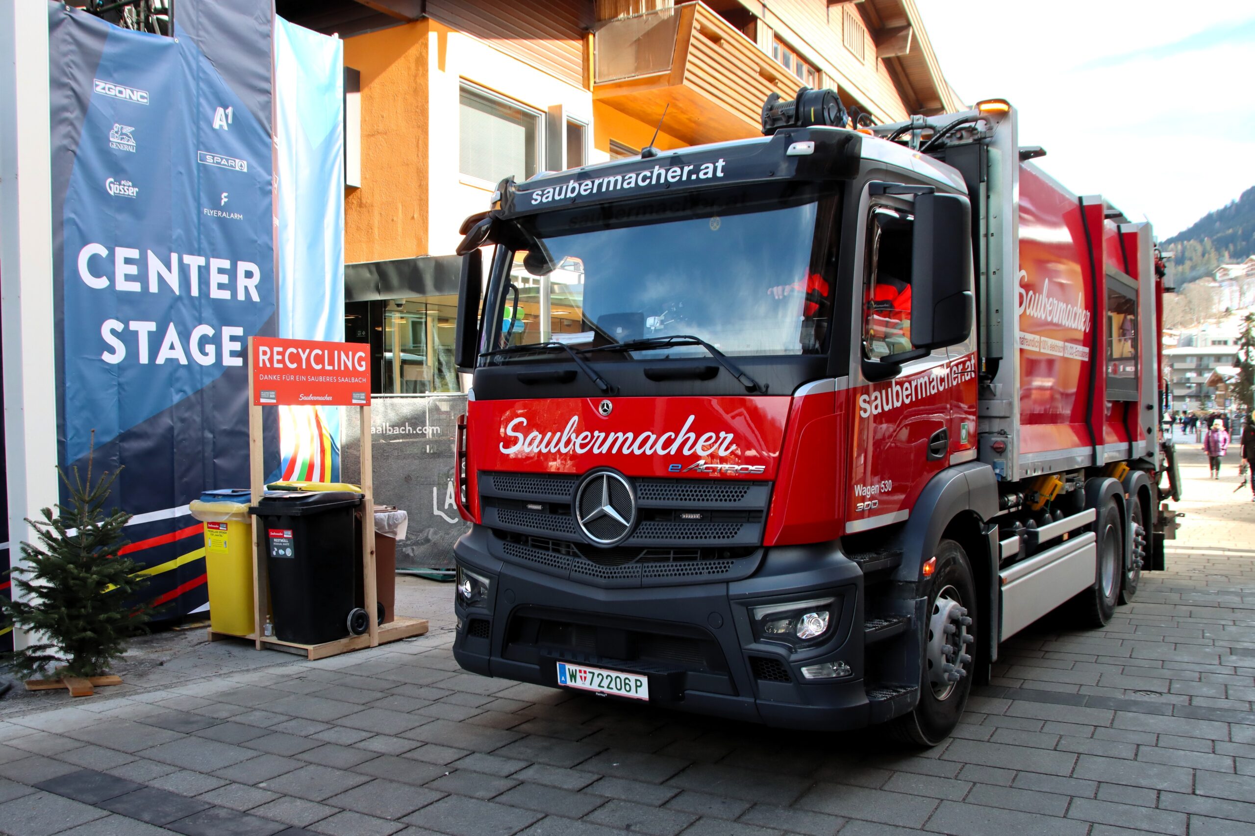 Vollelektrische Müllsammlung auf der Fanmeile: Der Mercedes-Benz eActros 300 räumt bei der Ski WM auf
Copyright: Daimler Trucks
