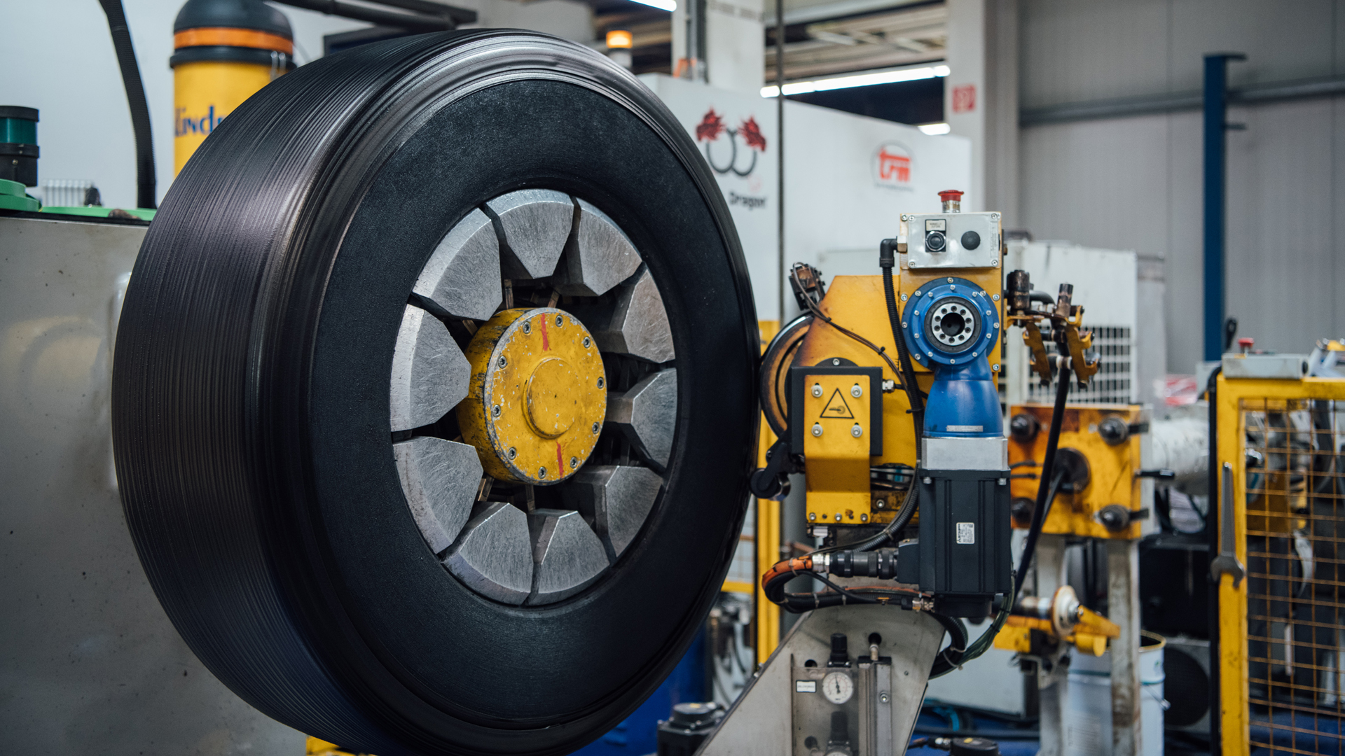Nach der Ökobilanz Runderneuerung des Fraunhofer Instituts verursacht die Runderneuerung rund 63 Prozent weniger CO₂-Emissionen als die Neureifenherstellung. Ein runderneuerter Lkw-Reifen emittiert rund 135 kg weniger CO₂ als ein Lkw-Neureifen. 2021 konnten durch runderneuerte Lkw-Reifen in Deutschland rund 114.000 Tonnen CO₂-Emissionen eingespart werden. Copyright: RuLa-BRW.