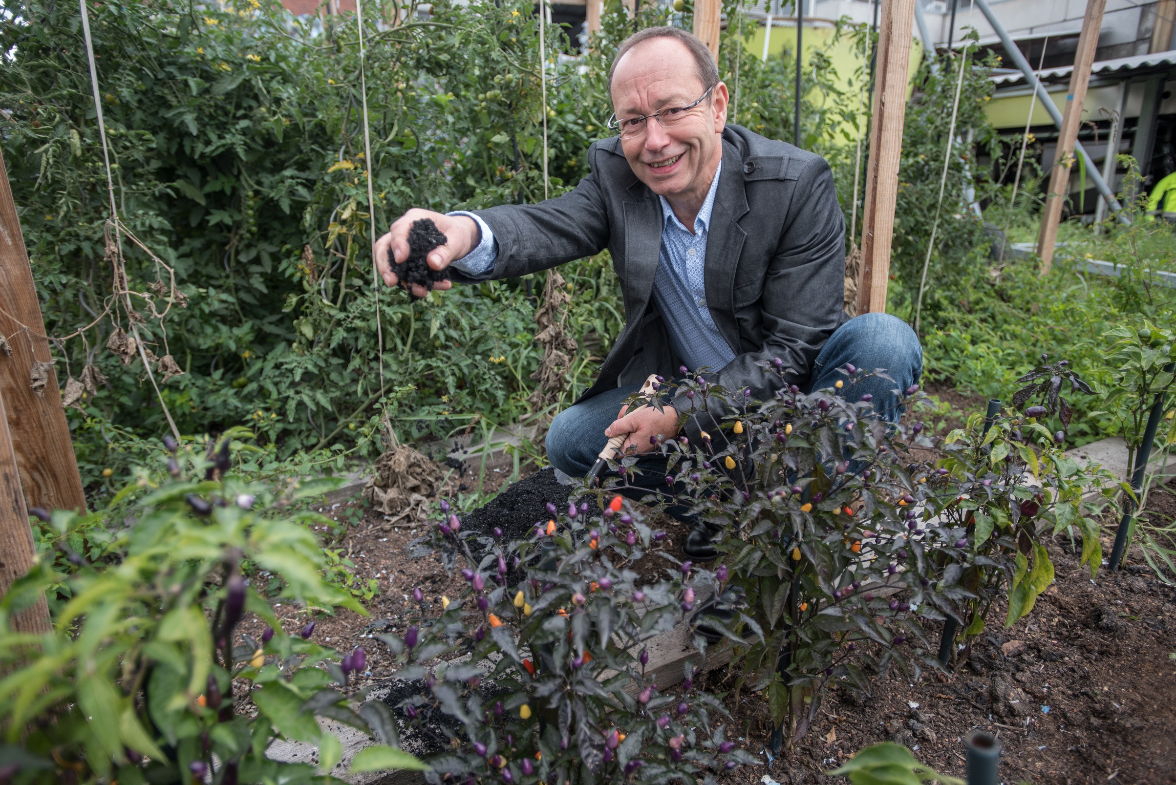 DU:-Geschäftsführer Christoph Zimmermann setzt aus Pflanzenkohle. Copyright: Carlucci