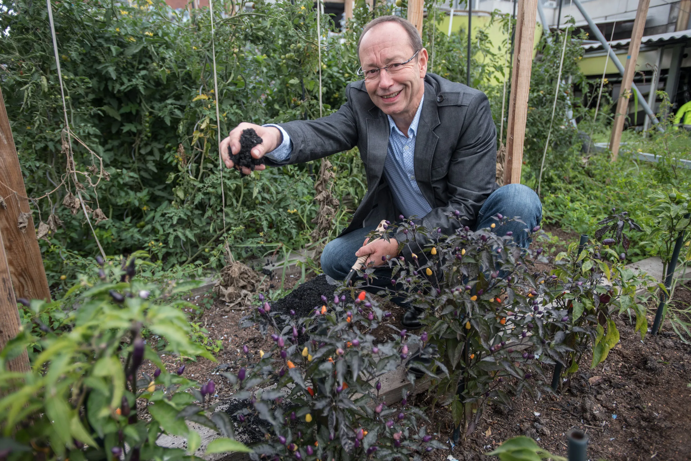 DU:-Geschäftsführer Christoph Zimmermann setzt aus Pflanzenkohle. Copyright: Carlucci