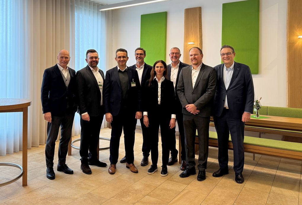 Abschluss einer Kooperationsvereinbarung zwischen der Deutz AG und der Sennebogen Maschinenfabrik GmbH;
v. l. n. r.: Erich Sennebogen, Tomislav Ćurković (Deutz), Thales Maia (Deutz), Dr. Andreas Maurer, Katja Schechterle, Thorsten Resch, Florian Krinner, Jürgen Scheske. Copyright: Sennebogen