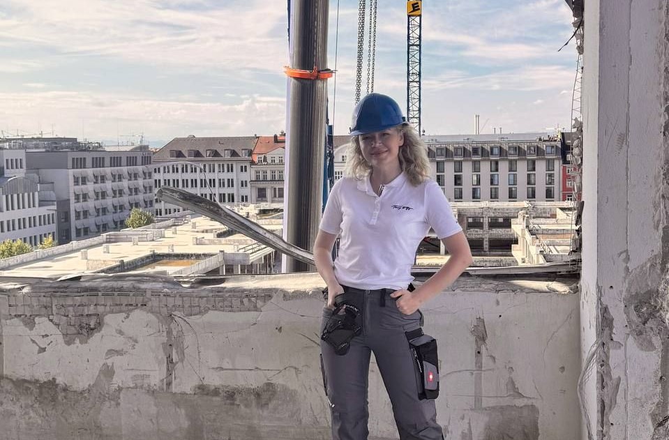 Daria Stützer untersucht, wie mineralische Abbruchmaterialien weiterverwendet werden können und welche Umweltauswirkungen dies mit sich bringt Copyright: Hochschule München