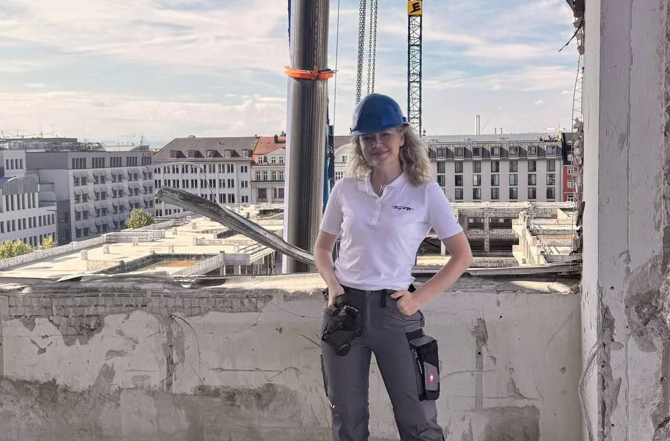 Daria Stützer untersucht, wie mineralische Abbruchmaterialien weiterverwendet werden können und welche Umweltauswirkungen dies mit sich bringt Copyright: Hochschule München