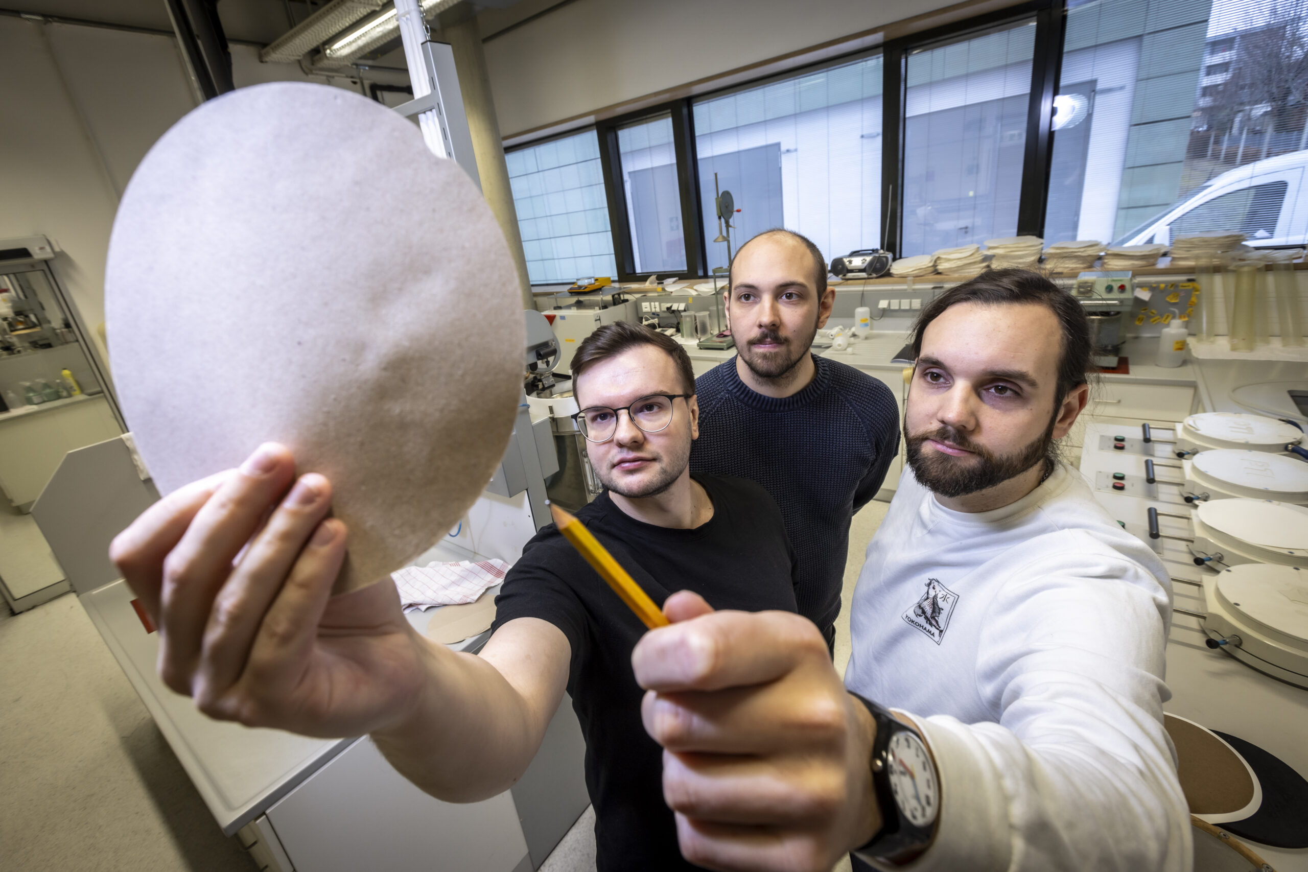 Alexander Weissensteiner, Alexander Wagner und Thomas Harter (v.l.) mit einer Papierprobe, die zu 30 Prozent aus rezyklierten Baumwollfasern besteht. Copyright: Lunghammer – TU Graz