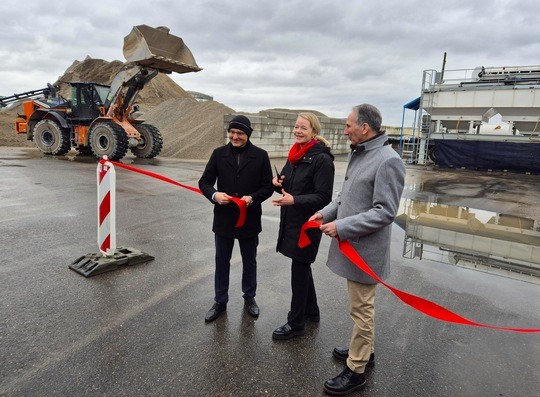 v.l.n.r.: Robert Oettinger (Geschäftsführer Oettinger Gruppe), Thekla Walker (Umweltministerin Baden-Württemberg) und Thomas Karcher (Geschäftsführer Peterbeton)