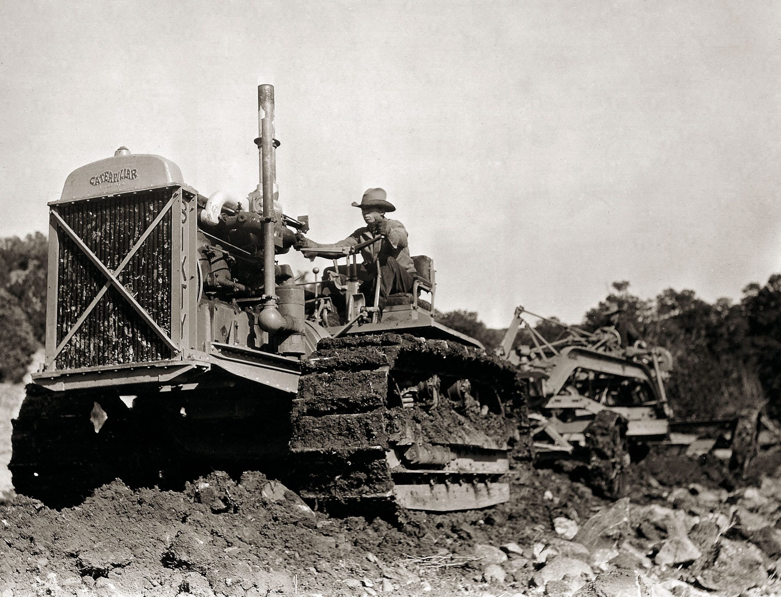Mit einem Raupenfahrwerk fing alles an: 1925 schlossen sich die Holt Manufacturing Company und die C.L. Best Tractor Co. zusammen und gründeten Caterpillar. Ihr Ziel: Raupentraktoren zu entwickeln, die länger und schneller arbeiten konnten als von Pferden gezogene Maschinen. Damit legten sie vor hundert Jahren den Grundstein für den heutigen Baumaschinen-Weltmarktführer. 2025 feiert das Unternehmen sein hundertjähriges Bestehen. Copyright: Caterpillar
