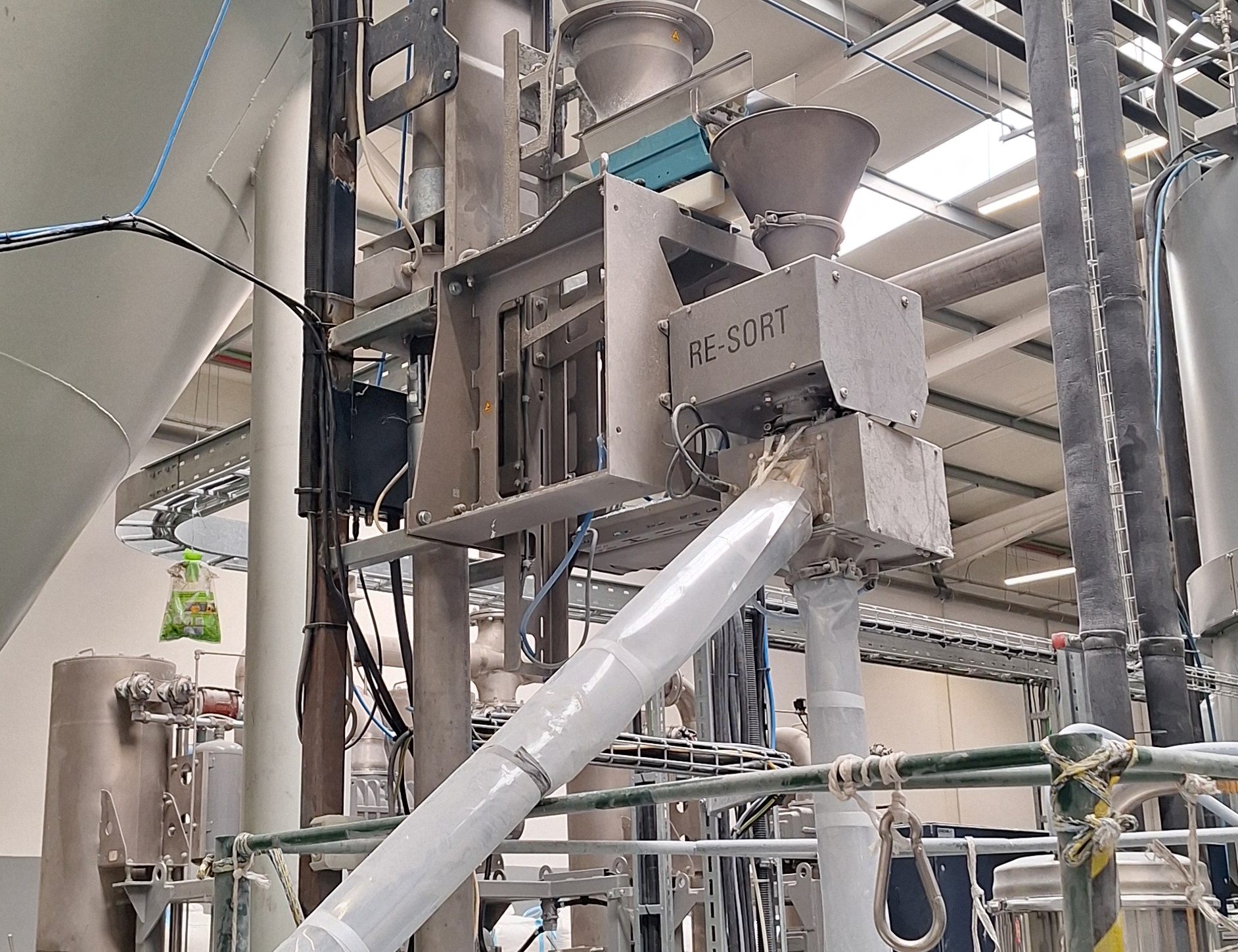 Die RE-SORT Metall-Separiereinheit von Sesotec inspiziert stark metallverunreinigtes Material und trennt wiederverwertbares PET-Material von den Verunreinigungen. Copyright: Sesotec