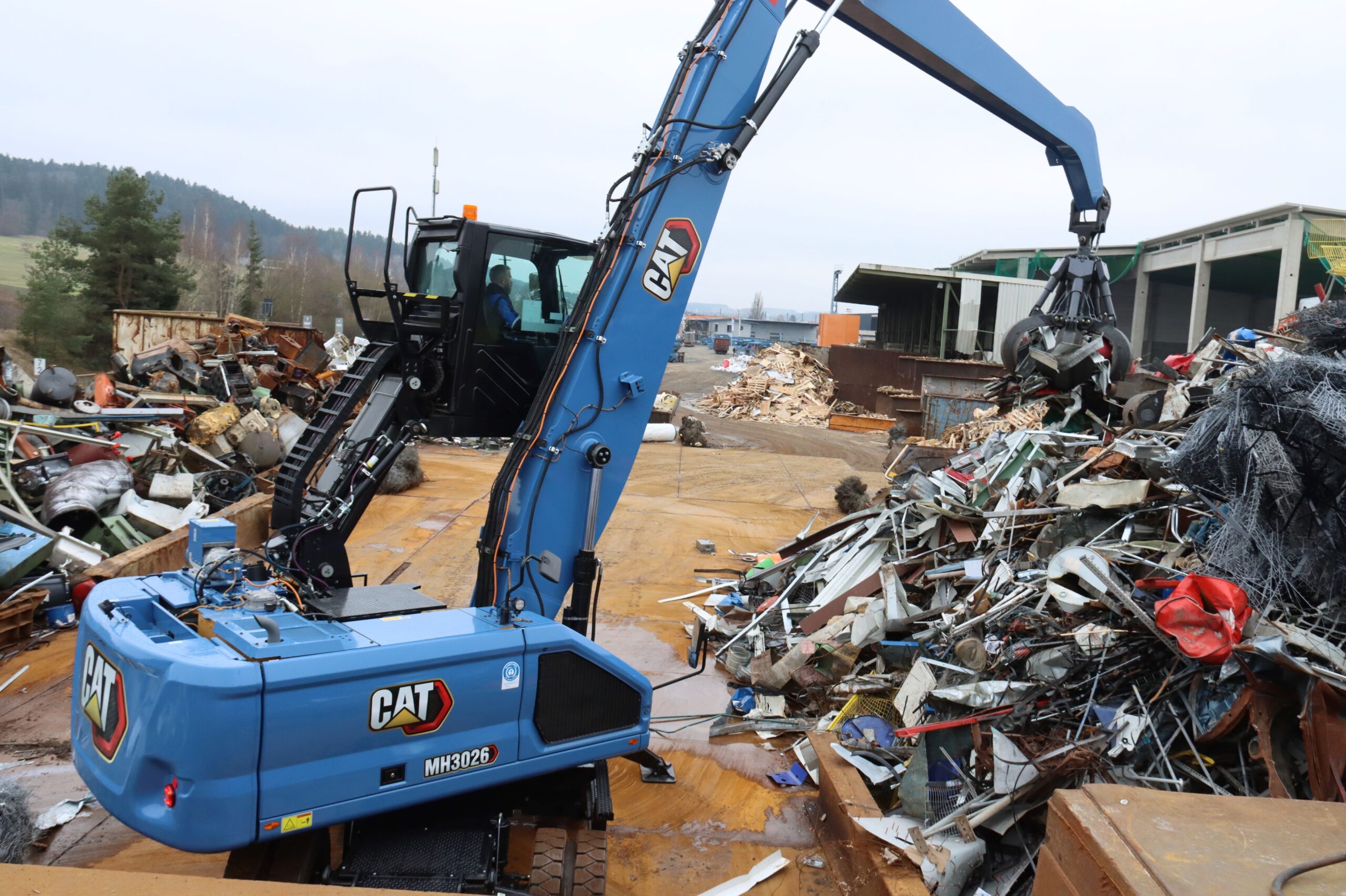 Mit seinem Greifer packt der Bagger die schweren Metalle. Copyright: Zeppelin