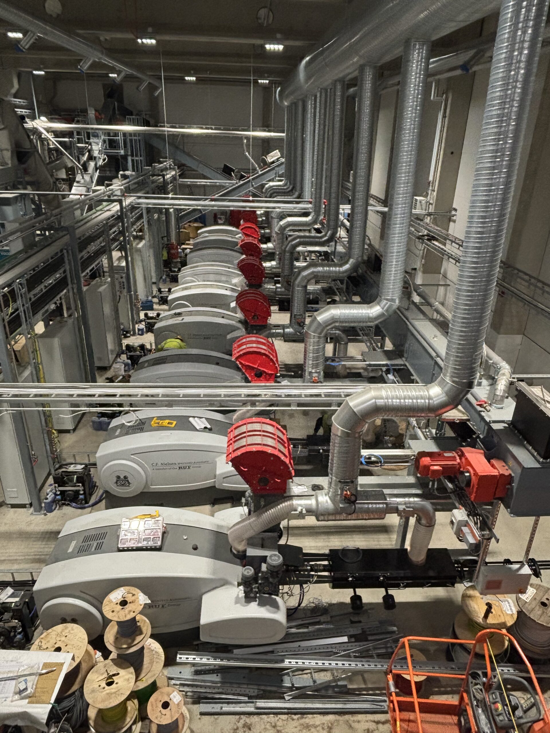 Im Inneren der Torrefizierungsanlage: Neun mechanische Brikettpressen des Typs BP6510 HD von RUF/C.F.Nielsen erzeugen nachhaltige Biokohle mit einer Materialdichte von mindestens 1,0 g/cm³. Copyright: C.F. Nielsen / Ruf Maschinenbau