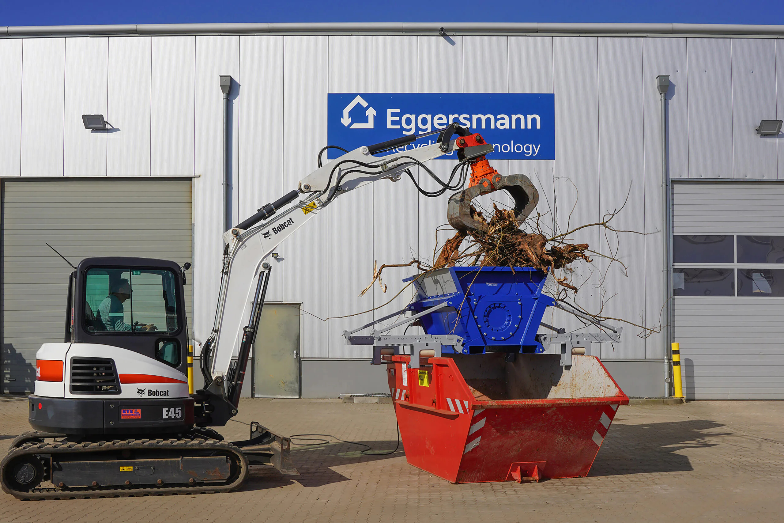Die Beschickung kann sowohl per Radlader als auch mit einem Kran erfolgen –bei einer entsprechenden Erhöhung kann das Material sogar einfach mit der Hand aufgegeben werden. Copyright: Eggersmann