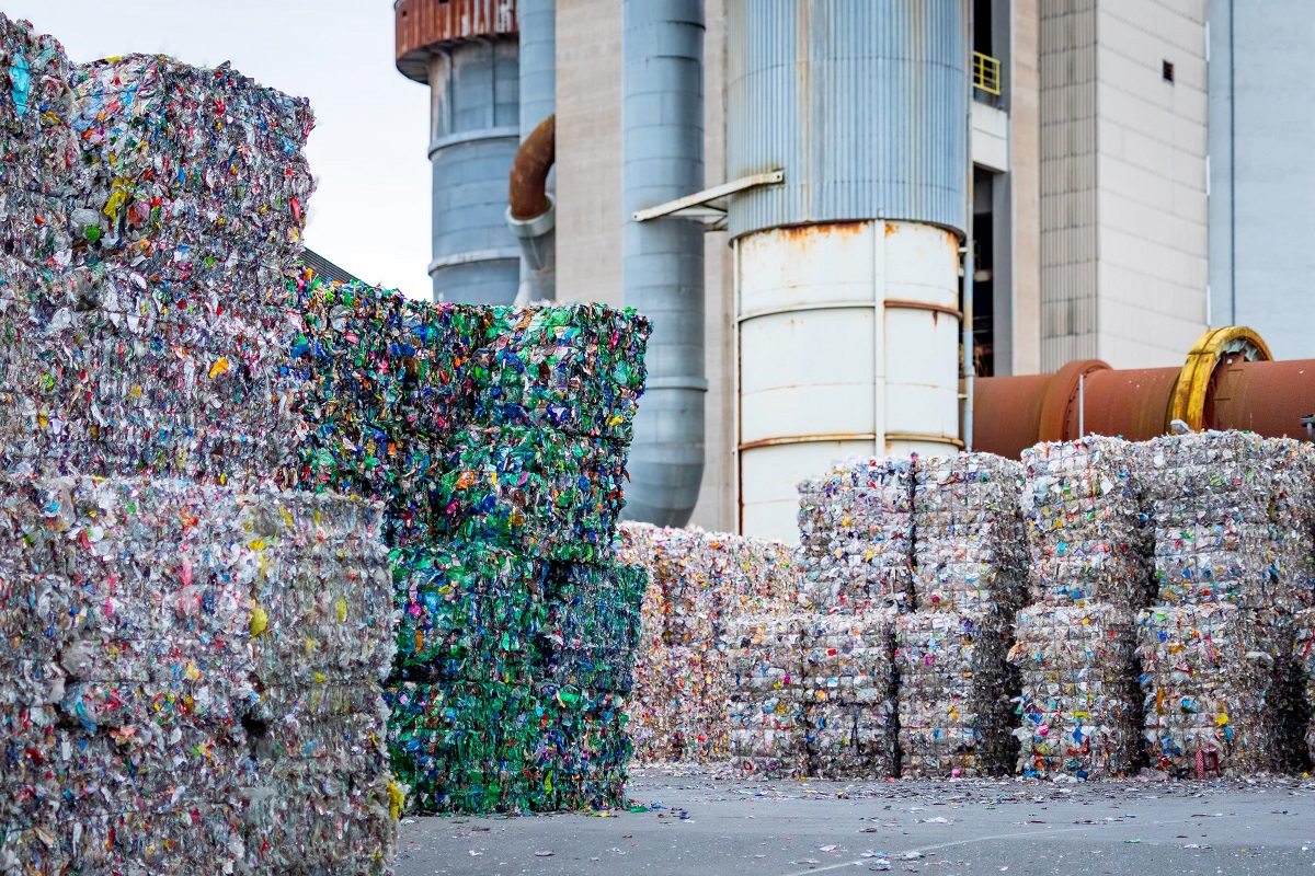 Wo früher Zement produziert und Kohle gelagert wurden, werden heute Kunststoffe für das Recycling sortiert. Copyright: Steinert