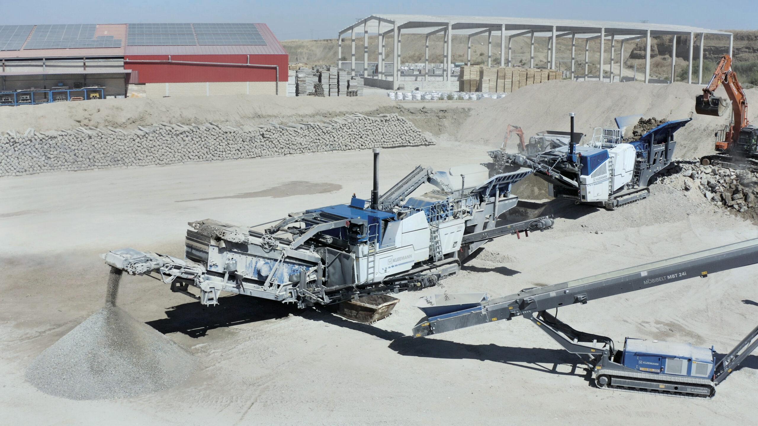 Je nach Anforderung und Bedarf werden die Kleemann-Anlagen in unterschiedlichen Kombinationen eingesetzt: Backenbrecher Mobicat MC 120i PRO kombiniert mit dem Prallbrecher Mobirex MR 130i PRO zur Verarbeitung von großem Aufgabematerial. Copyright: Kleemann