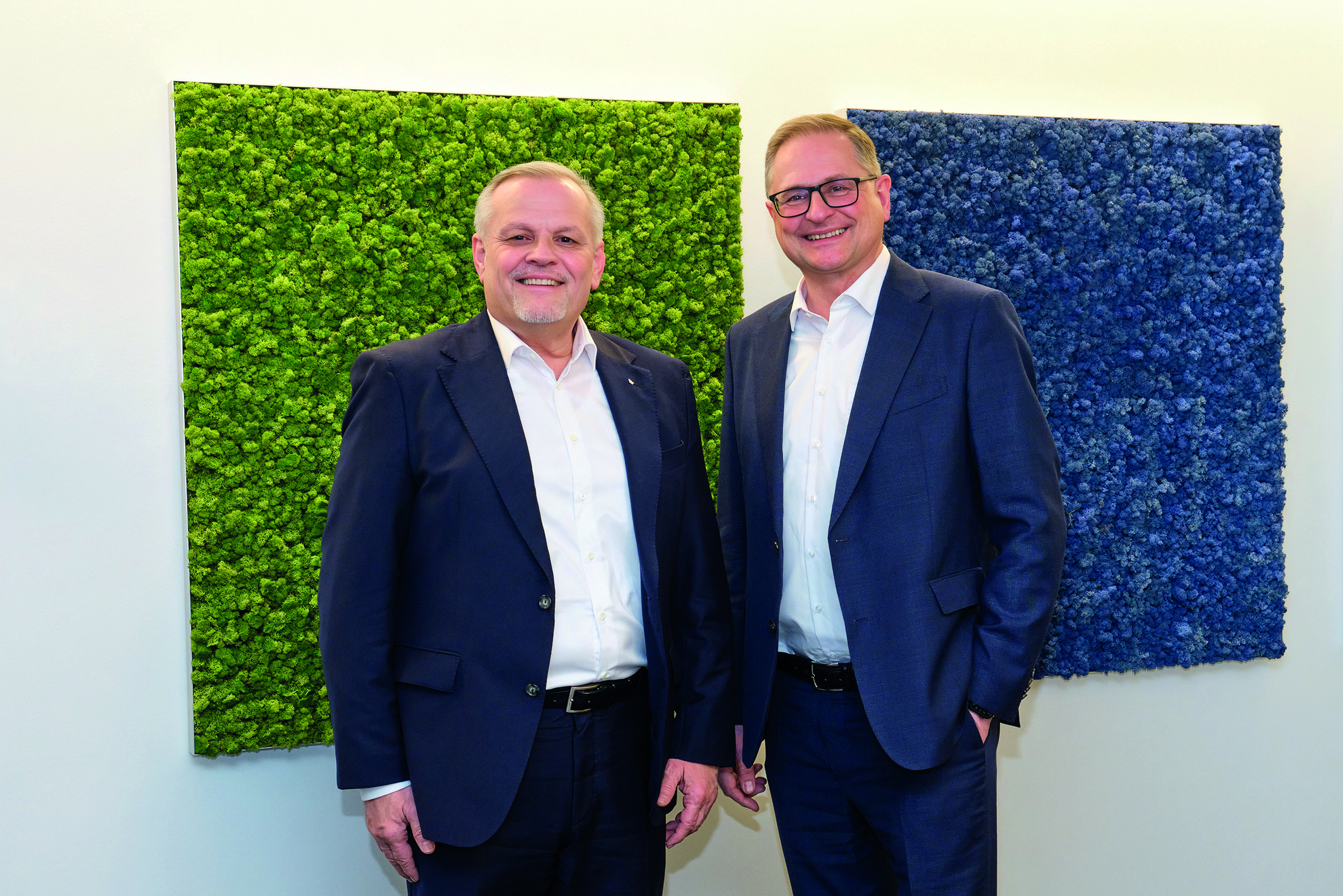 Andreas Engelhardt, persönlich haftender Gesellschafter von Schüco, und Bernd Fleschenberg, Geschäftsführer der TSR Group, freuen sich auf die gemeinsame Kooperation der Unternehmen, um den Aluminium-Wertstoffkreislauf zu schließen.  Copyright: Schüco International KG