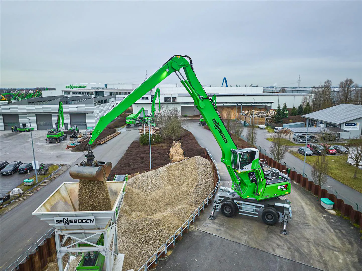 Sennebogen: Neuer Umschlagbagger mit Hybridsystem