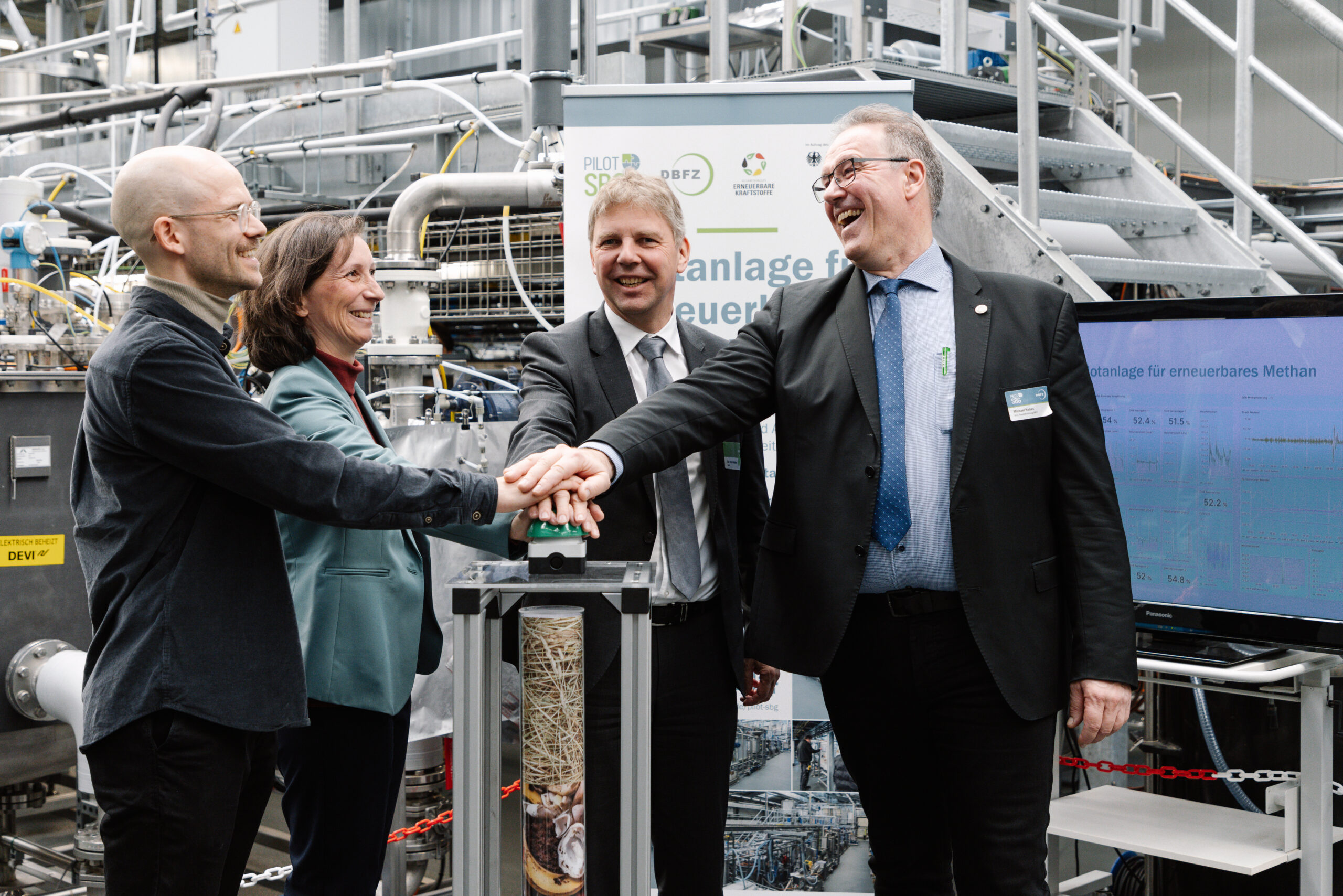 Offizielle Inbetriebnahme der neuen Forschungsanlage für erneuerbares Methan: Philipp Knötig, Karin Naumann (Projektleitung), Dr. Sven Halldorn (BMDV), Prof. Dr. Michael Nelles (Wiss. Geschäftsführer DBFZ), v.l.n.r. Copyright: DBFZ