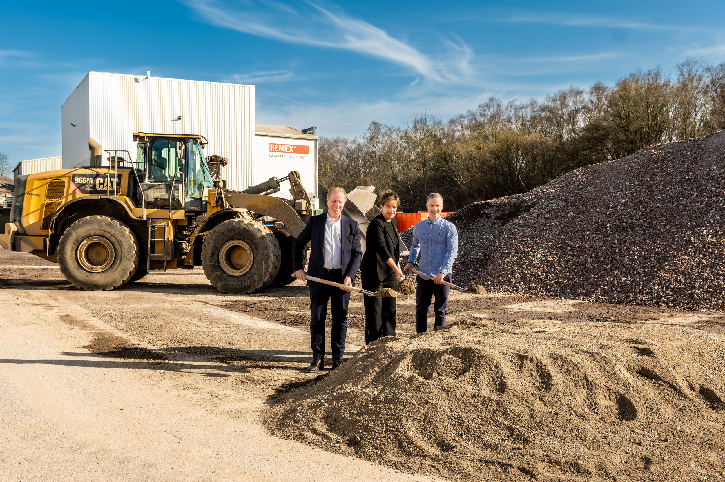 Gemeinsamer Spatenstich bei Remex in Recklinghausen (v.l.n.r):  Remex-Geschäftsführer Michael Stoll, NRW-Ministerin für Wirtschaft, Industrie, Klimaschutz und Energie Mona Neubaur und Remex-Betriebsstättenleiter Stephan Lücke
Copyright: Remex GmbH