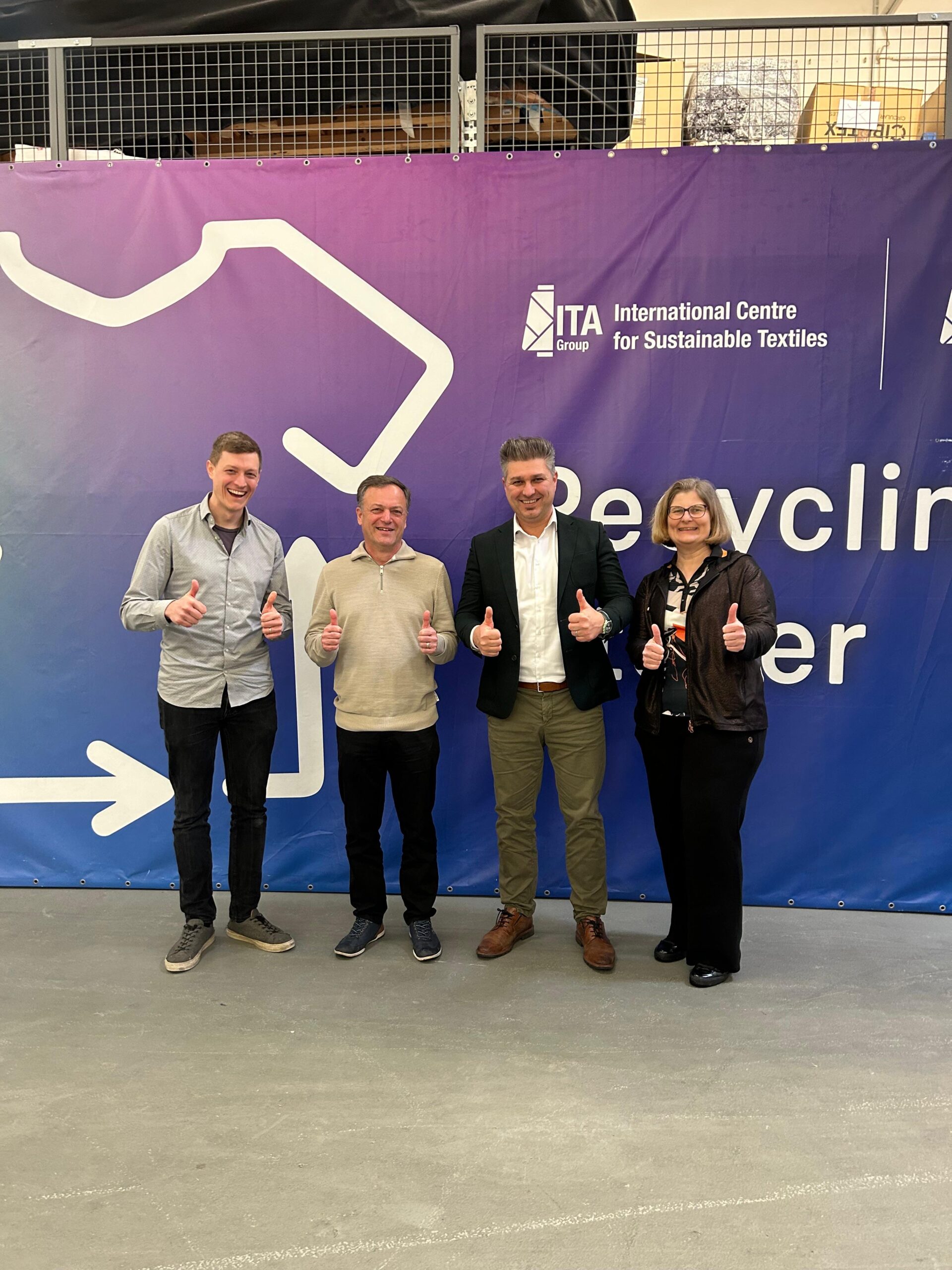 Daumen hoch für die datengetriebene, textile Kreislaufwirtschaft. Von rechts nach links: Dr. Georg Stegschuster, Dr. Michael Schiffmann, Petra Hoffmann, Prof. Dr. Mesut Cetin. Copyright: ITA Augsburg