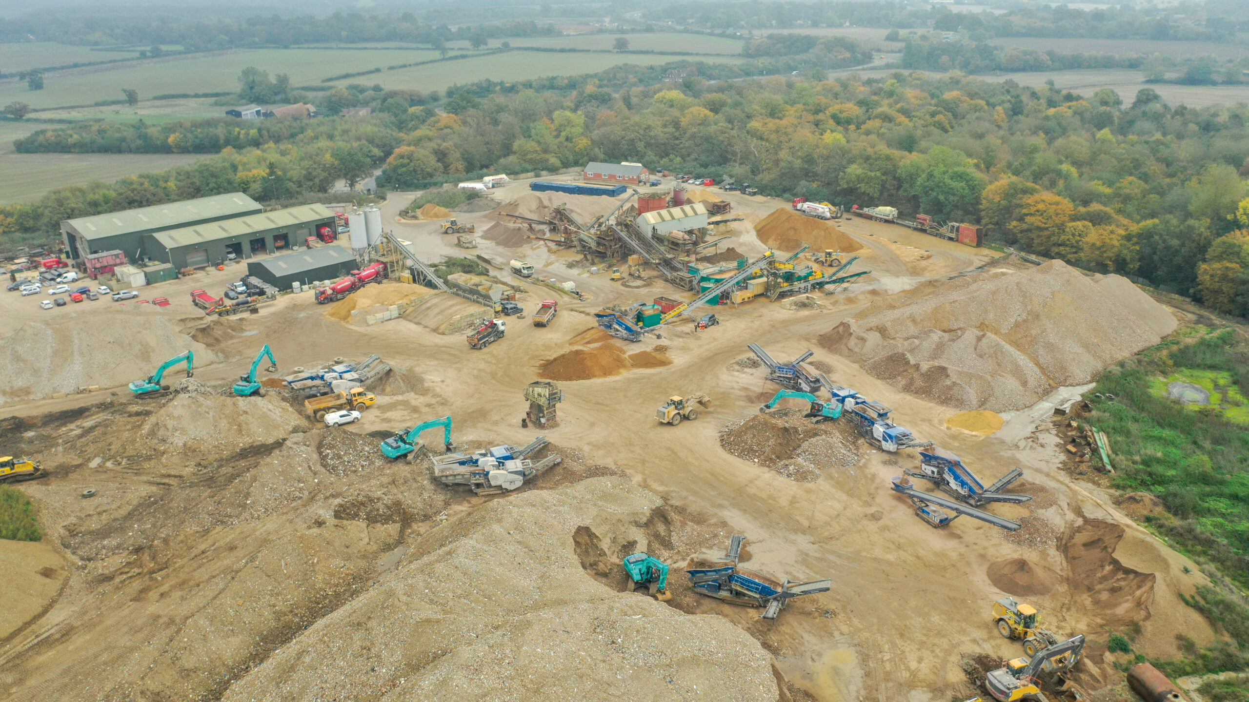Der Maschinenpark im britischen Recyclingunternehmen besteht nun aus 8 Kleemann-Maschinen, die über den gesamten Standort verteilt sind. Copyright: Wirtgen Group