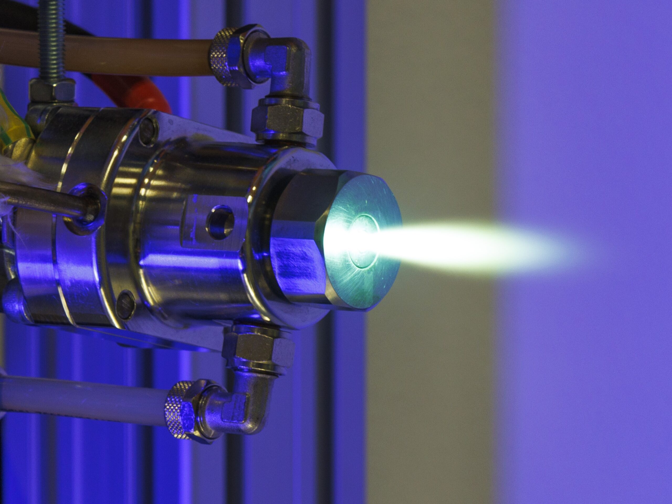 Thermisches Plasma im Einsatz: Das Verfahren nutzt ein mehrere Tausend Grad heißes Arbeitsgas zur Vergasung von Abfällen aus glasfaserverstärkten Kunststoffen (GFK). Dabei entsteht Synthesegas als Rohstoff für neue Kunststoffe. Copyright: INP