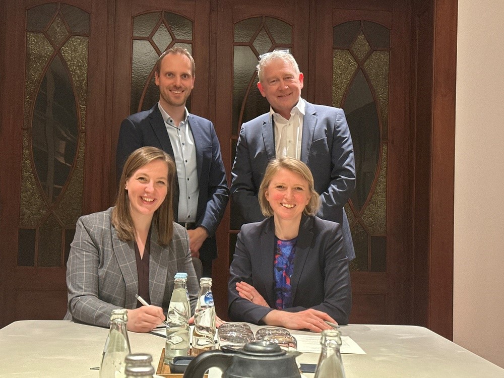 Von rechts hinten im Uhrzeigersinn nach links oben: Martin Braunersreuther & Anna Lundbom, Geschäftsführung der PG Schkopau GmbH, Hannah Mengelkamp, Legal Counsel und Prokuristin, Dow Olefinverbund GmbH, und Tim Bunthoff, Prokurist PG Schkopau GmbH. Copyright: EasyMining
