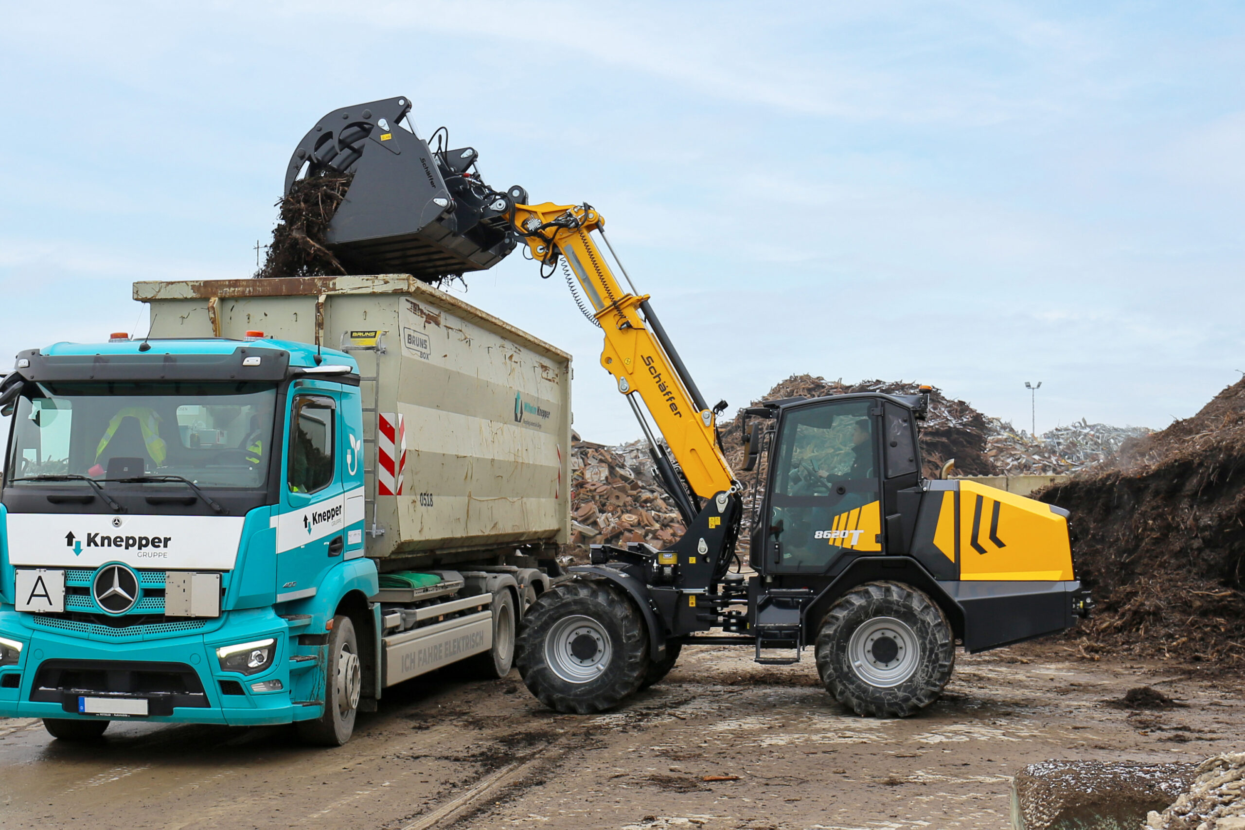 Der neue Teleradlader 8620 T-3 im Recycling-Einsatz: Die neue, komfortable Kabine und die innovativen Assistenzsysteme sorgen für mehr Effizienz im Arbeitsalltag. Copyright: Schäffer
