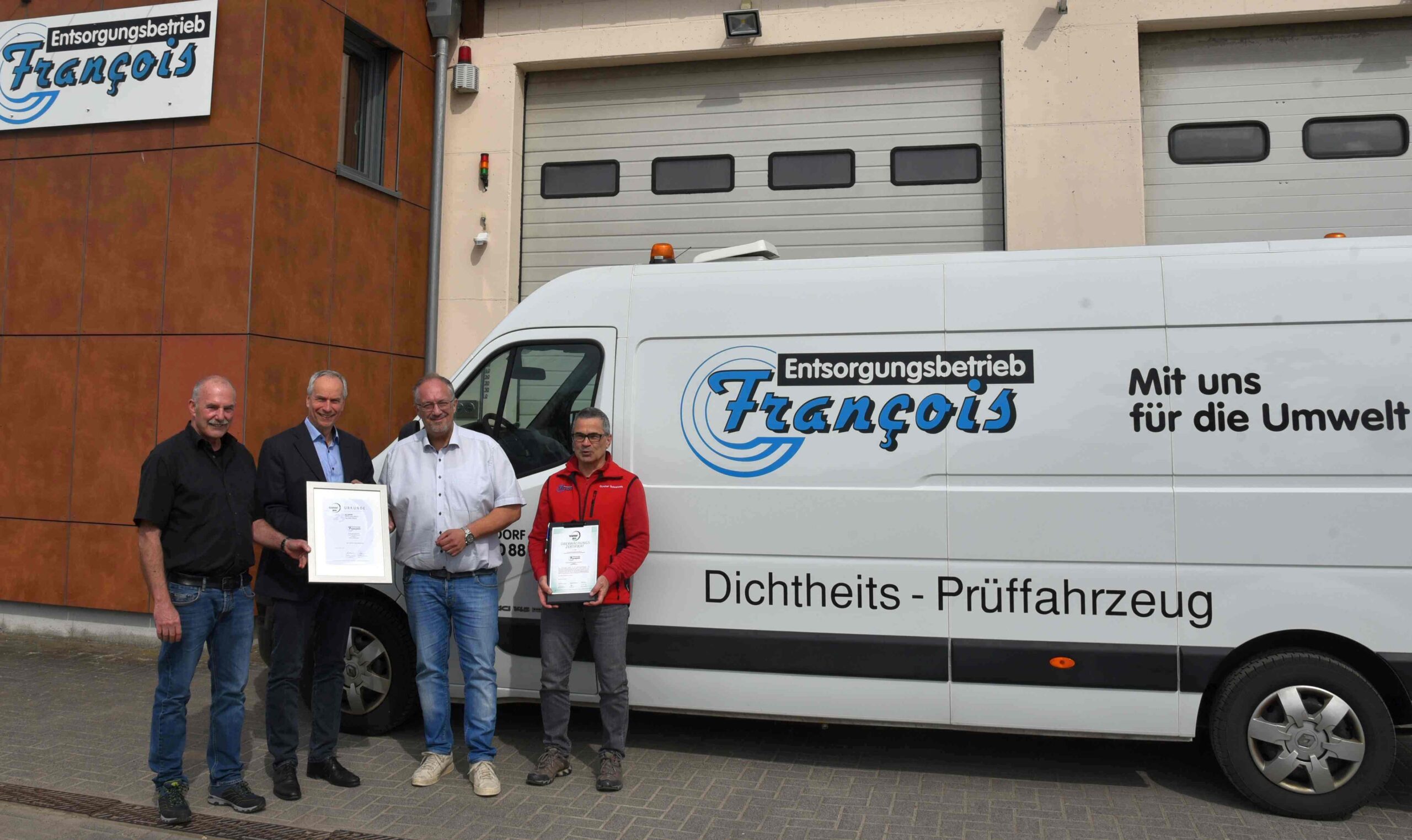 Bei der Urkundenübergabe (v.l.n.r.): Geschäftsführer Gerd Zahnen, Jörg Lacher, bvse-Entsorgergemeinschaft, Geschäftsführer Wolfgang Francois und Gunther Schreiweis (zuständig Entsorgungsfachbetrieb). Copyright: bvse