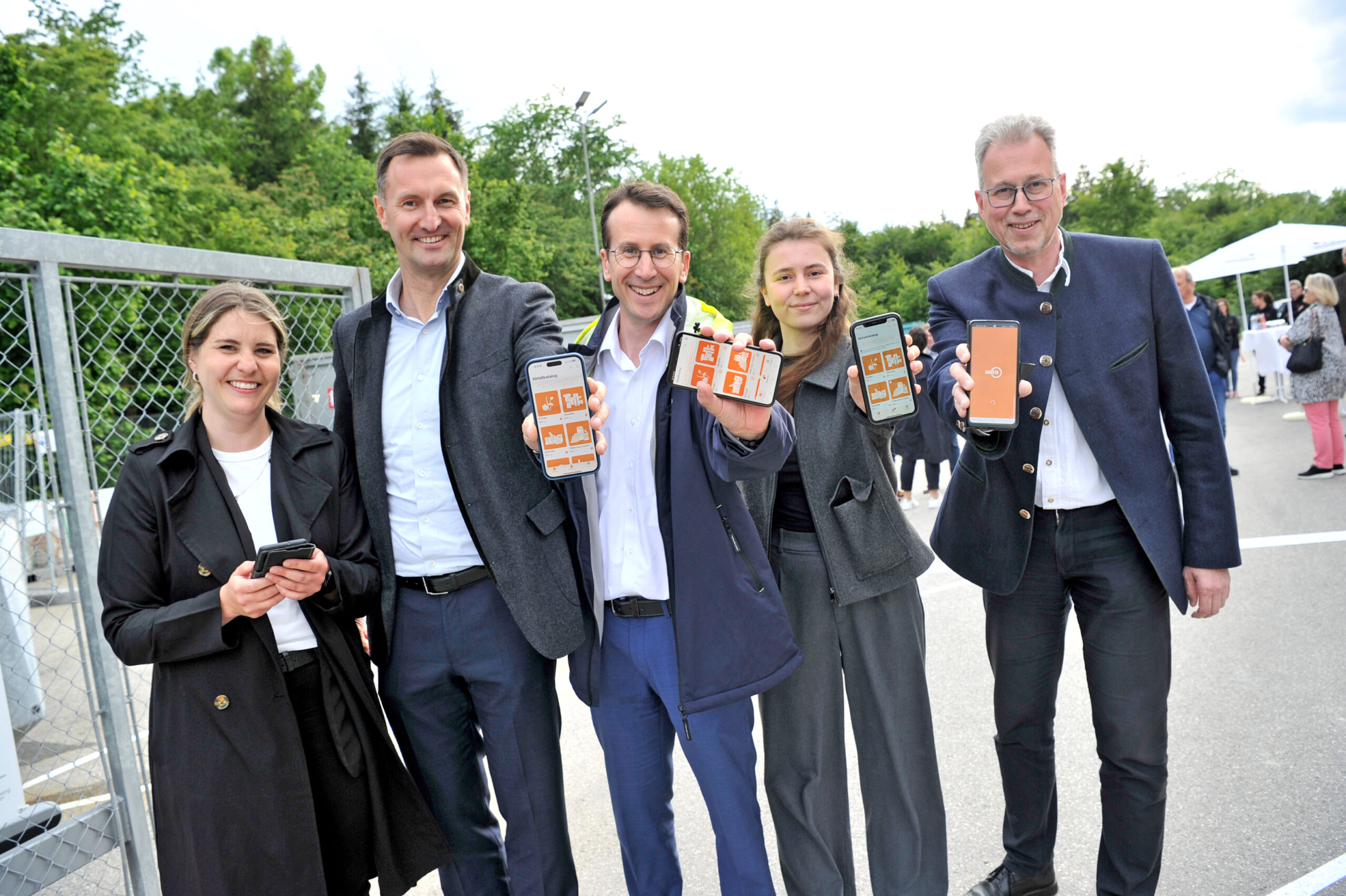Anica Stengele, Remondis-Digital, Christoph Wufka, Vorstand AWISTA Starnberg KU, Landrat Stefan Frey, Pia Krüger, Remondis-Digital und Rainer Schnitzler, Erster Bürgermeister Gemeinde Pöcking und Vewaltungsratsmitglied beim AWISTA Starnberg KU (von links nach rechts). Copyright: Nila Thiel /AWISTA Starnberg KU