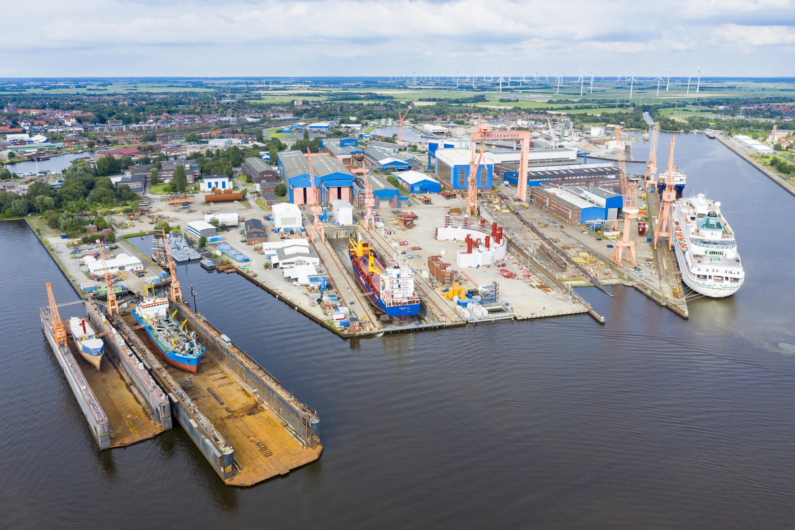 Auf dem Gelände der Emder Werft und Dock GmbH können ab sofort auch Schiffe, Windräder und Industrieanlagen zurückgebaut werden. Copyright: Tobias Bruns