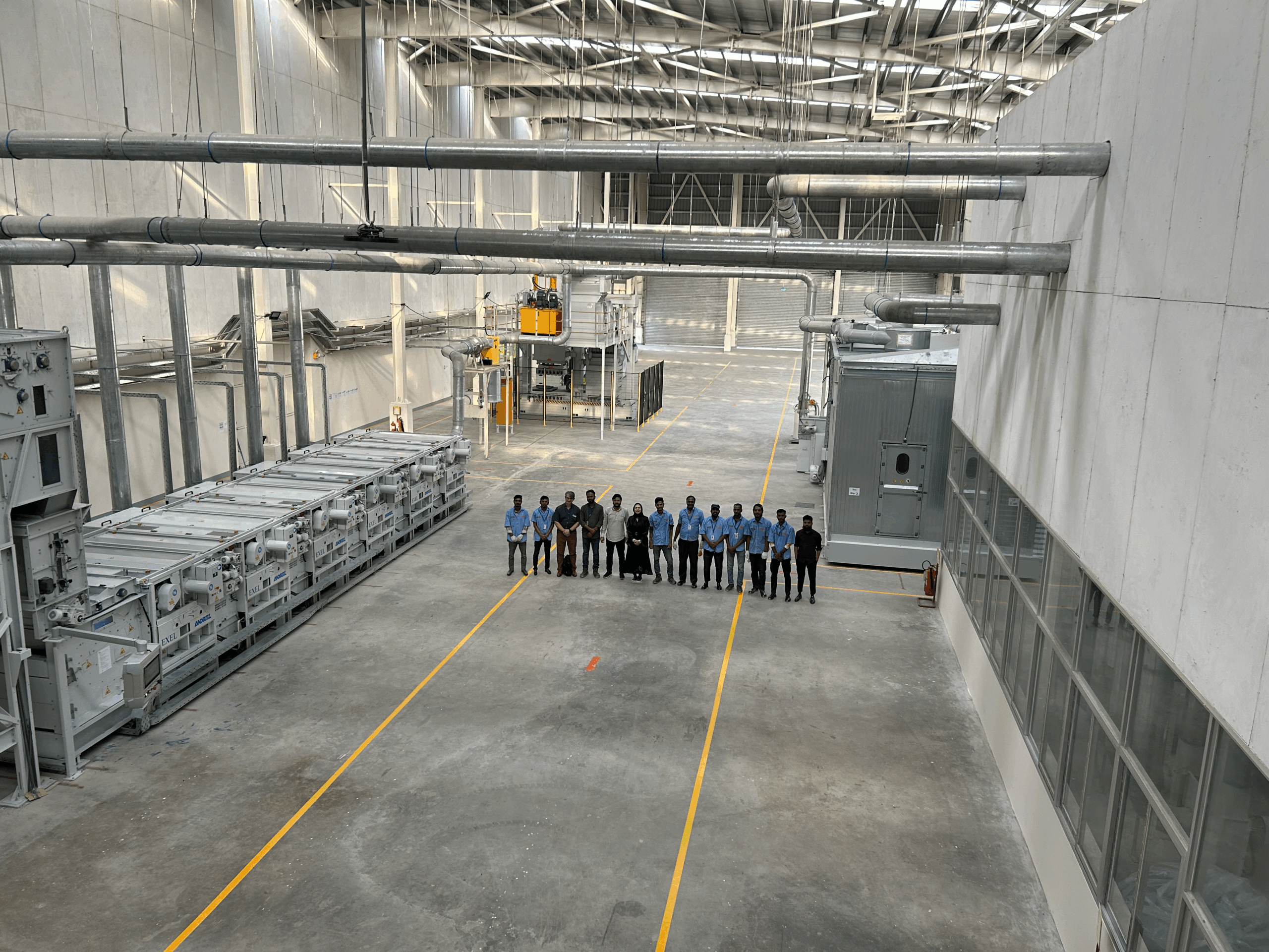Die Teams von Pacific Jeans und Andritz bei der neu installierten Reißlinie. Copyright: Andritz