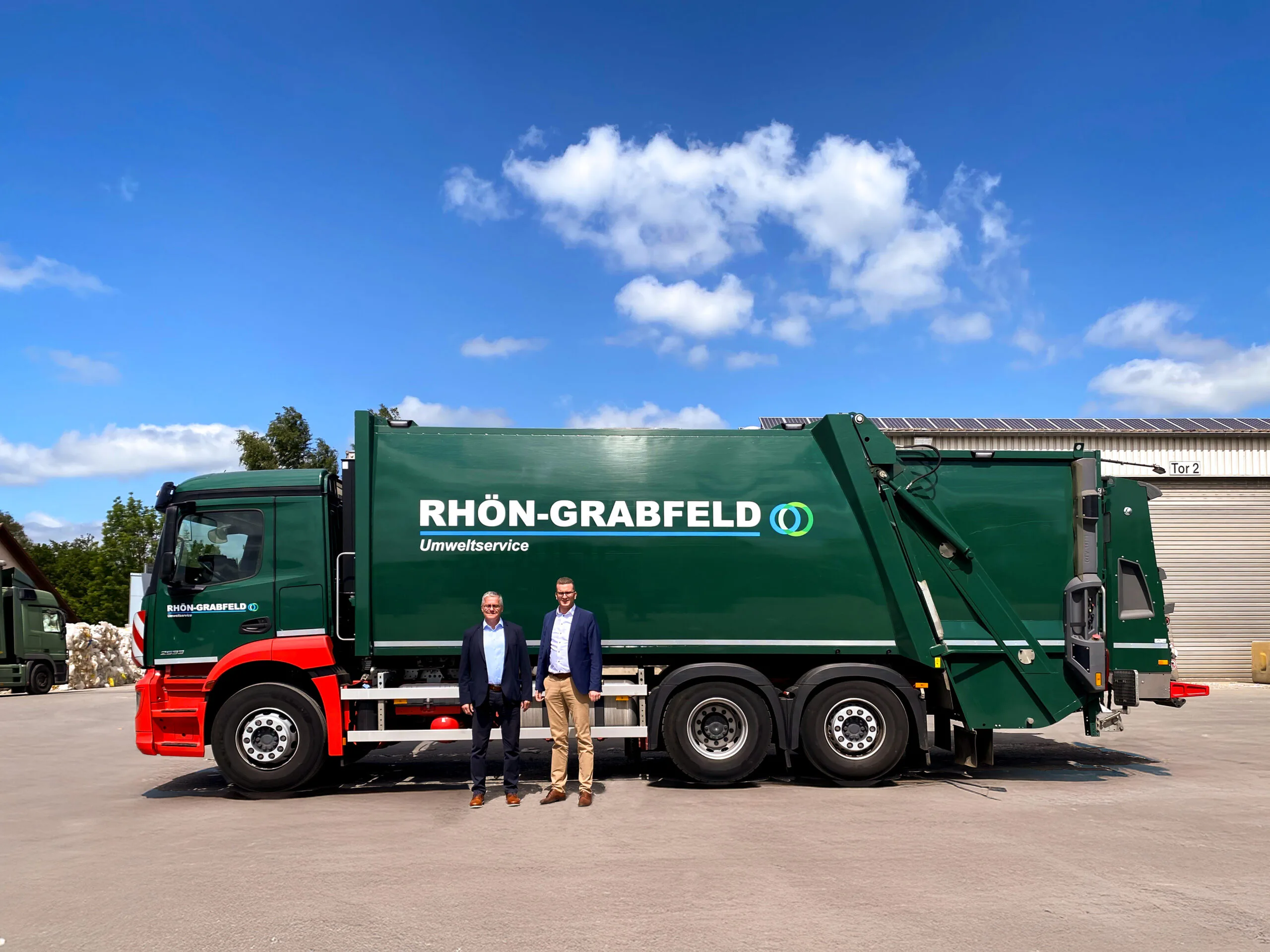 Pasqual Wack, Geschäftsführer Knettenbrech + Gurdulic (rechts) und Gerald Roßhirt, Vorstand des Kommunalunternehmens des Landkreises Rhön-Grabfeld (links). Copyright: Rhön-Grabfeld Umweltservice