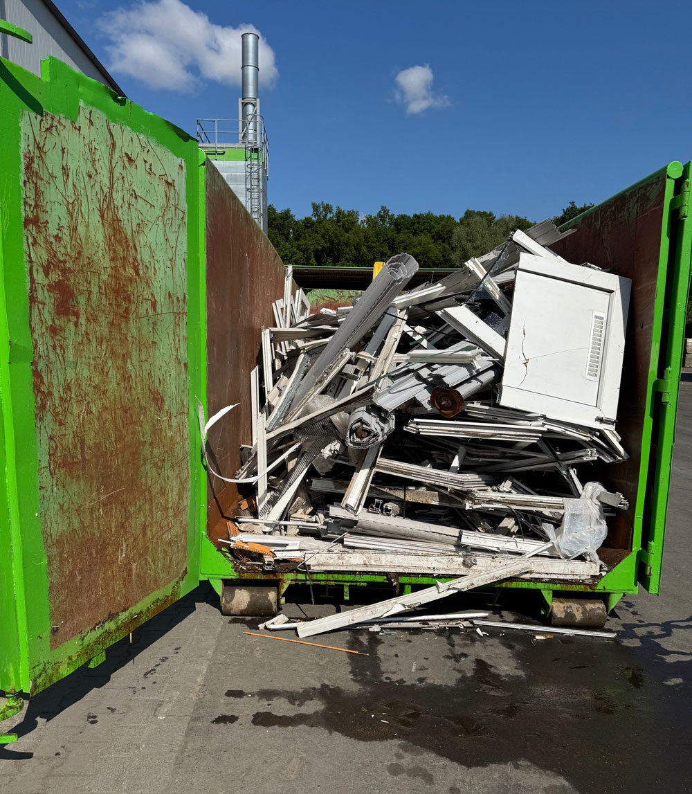 Die Sammelcontainer für PVC-Altfenster stehen bereit. Copyright: Schönmackers