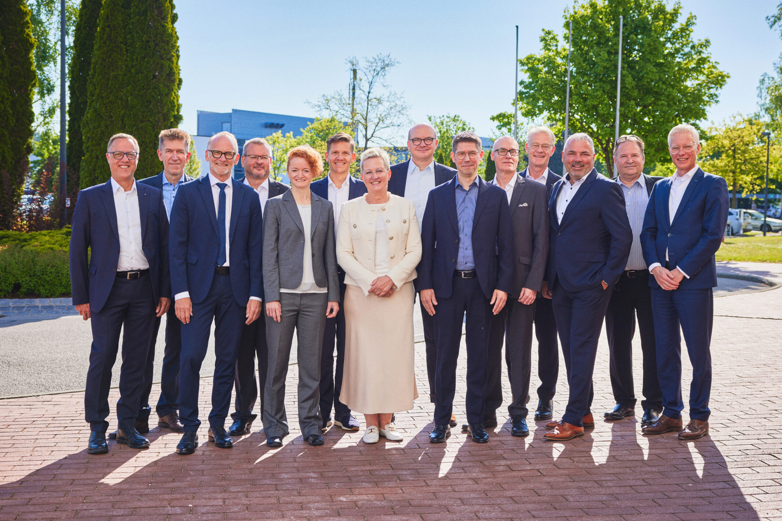 Vorstand von Plastics Europe Deutschland 2025 (v. l.): Dr. Jürgen Stebani (Polymaterials), Andreas Holzner (Baerlocher), Dr. Ralf Düssel (Evonik), Dr. Klaus Wittstock (BASF), Dr. Christine Bunte (Plastics Europe Deutschland), Philip O. Krahn (Otto Krahn Group), Ute Spring (Dow), Dr. Daniel Koch (Basell Polyolefine), Dr. Guido Naberfeld (Covestro), Dr. Oliver Mieden (Westlake Vinnolit), Uwe Dietsch (Inovyn), Michael Freutsmiedl (Borealis), Wolf Sanner (Syensqo), Dr. Peter Prinz (Vynova). (Quelle: Plastics Europe/Daniel Schweinert)