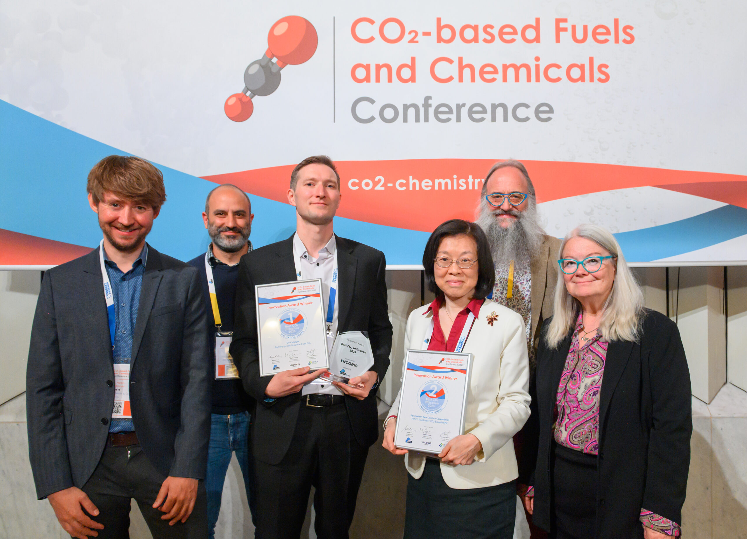 Gewinner und Sponsorn „Best CO₂ Utlisation“, v.r.n.l. Martin Lindmeyer (Yncoris), Anastasios Perimenis (CO₂ Value Europe), Sebastian Pohlmann (Up Catalyst), Fanny Liao (Far Eastern New Century Corporation), Michael Carus (nova-Institut), Asta Partanen (nova-Institut). Copyright: Nova Institut
