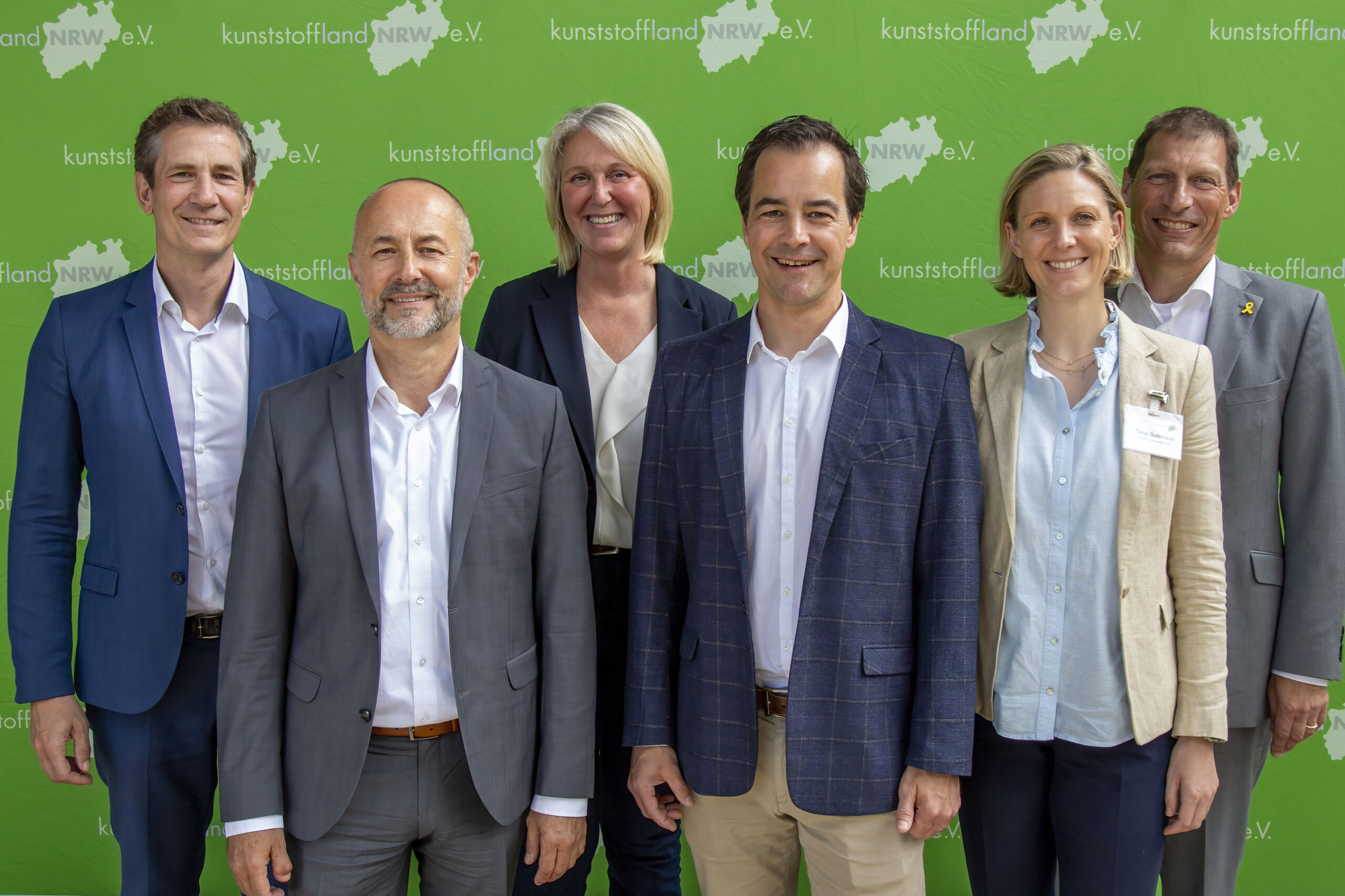 Der aktuelle Vorstand und Geschäftsführung kunststoffland NRW (v.l.n.r.: Dr. Patrick Glöckner (Evonik Industrie AG), Dr. Jörg Ulrich Zilles (Quarzwerke GmbH HPF The Mineral Engineers), Frauke Hoffmann (Hoffmann + Voss GmbH Technische Kunststoffe), Prof. Dr. Ing. Reinhard Schiffers (Universität Duisburg-Essen, Institut für Produkt Engineering Konstruktion und Kunststoffmaschinen), Tanja Gutsmann (Covestro Deutschland AG), Dr. Ron Brinitzer (Geschäftsführer kunststoffland NRW). Nicht abgebildet: Dr. Thomas Brackemeyer (Envalior Deutschland GmbH), Alexandre Dangis (Green Dot Consulting BV), Ines Oud (SIMCON kunststofftechnische Software GmbH), Peter Barlog (Barlog Plastics GmbH). Copyright: intertek