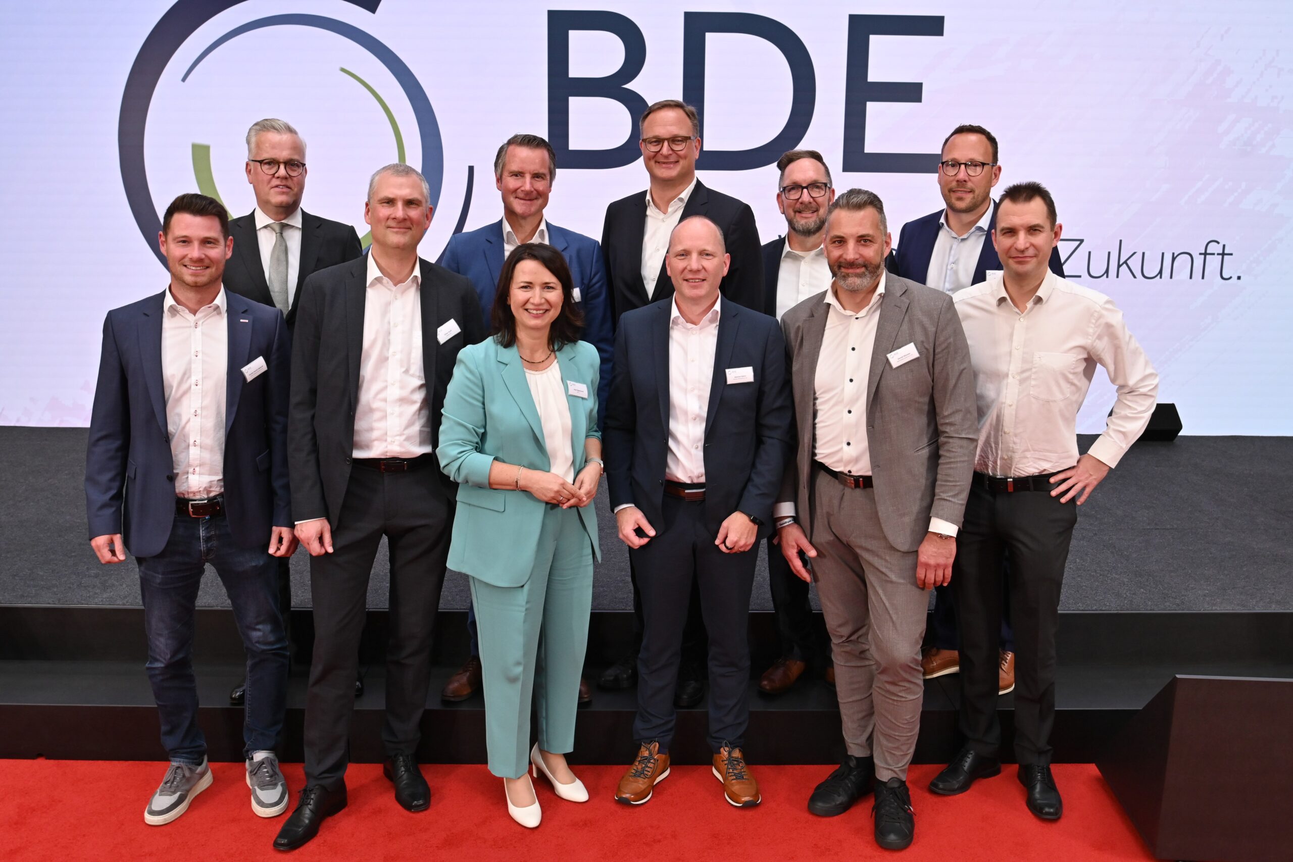 BDE-Präsidium (v. l. n. r.: Gustav Henrik Edelhoff, Matthias Harms, Oliver Groß, Dr. Henner Buhck, Anja Siegesmund, Thorsten Feldt, Dietmar Böhm, Stefan Böhme, Gerold Münster, Timo Poppe, Dr. Robert Arbter). Copyright: BILDSCHÖN/Trenkel