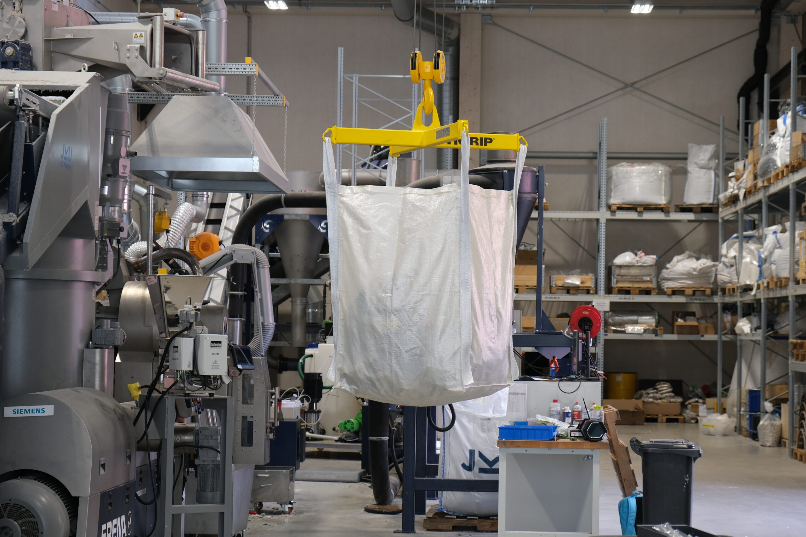 Recycelte PET-Reste werden für die Produktion neuer Bigbags eingesetzt, anstatt sie thermisch zu verwerten. Copyright: JKU/Moritz Mager