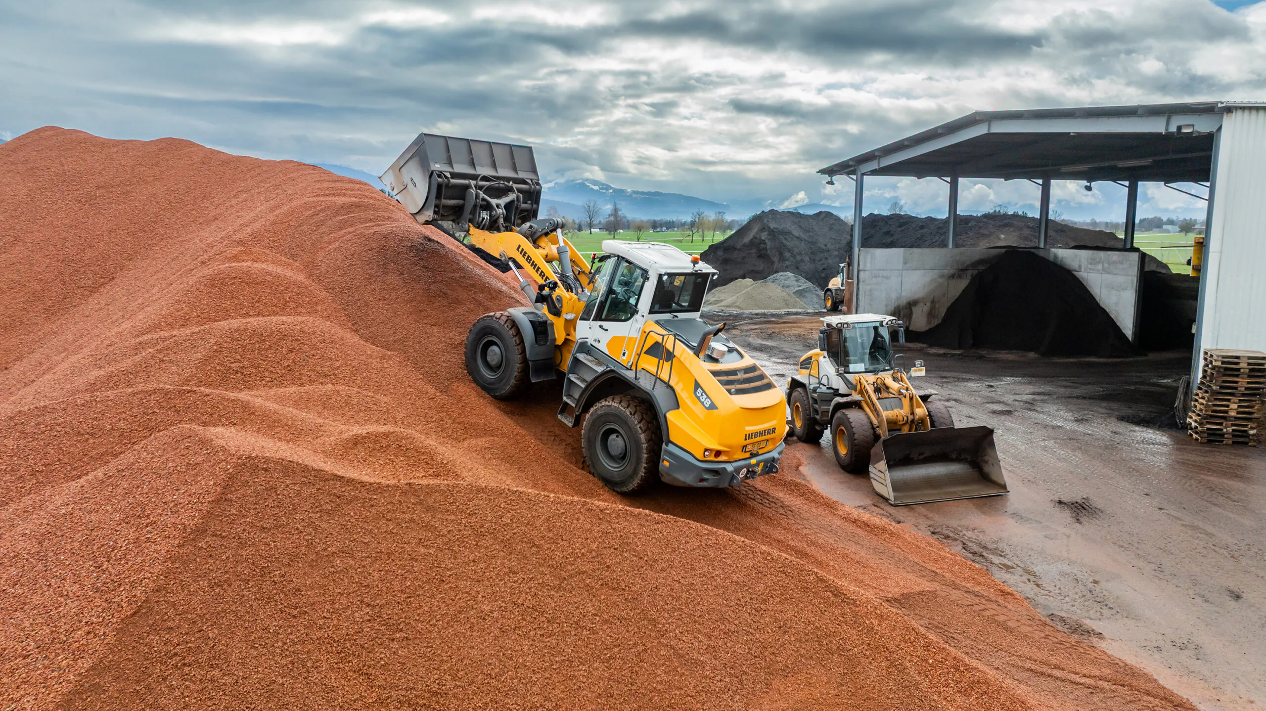 Die Liebherr-Radlader überzeugen beim Aufhalden von Rohmaterial mit einer kraftvollen Leistungsentfaltung. Copyright: Liebherr