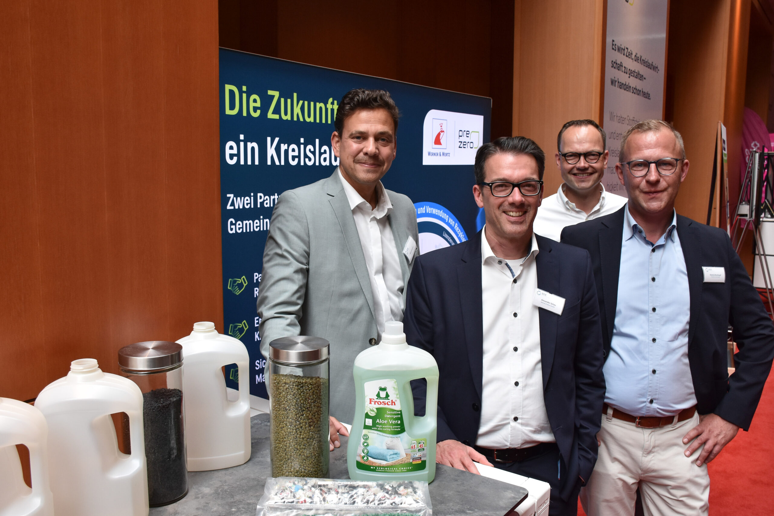 Vertreter von PreZero und Werner & Mertz präsentierten an ihrem Messestand die erfolgreiche Umsetzung ihres ersten gemeinsamen Projekts. Copyright: PreZero