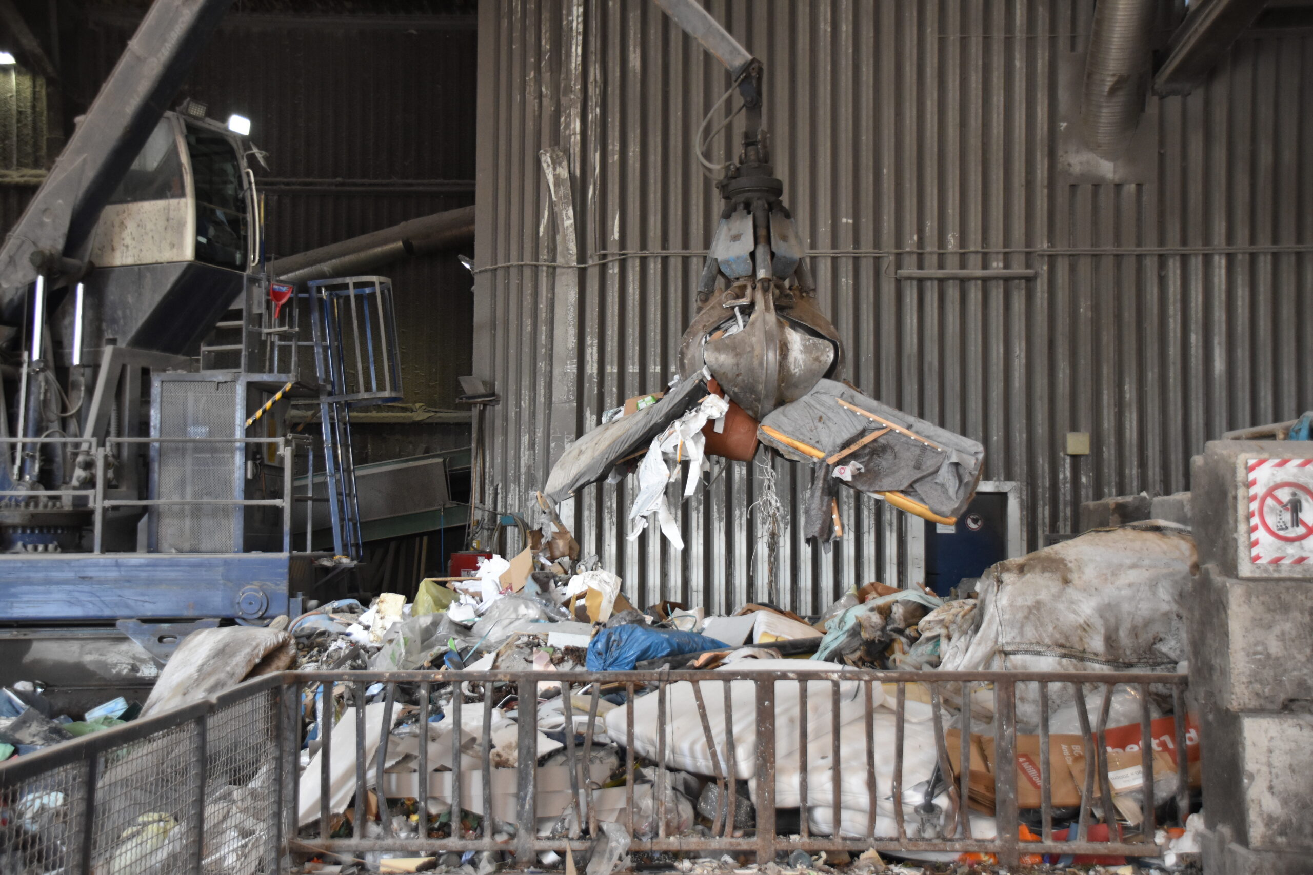 Einsatz unter Realbedingungen: Der automatisierte Kranbetrieb wurde erfolgreich in der Müllsortieranlage der ASO GmbH in Osterholz-Scharmbeck getestet. Copyright: Martin Wittmaier, Hochschule Bremen