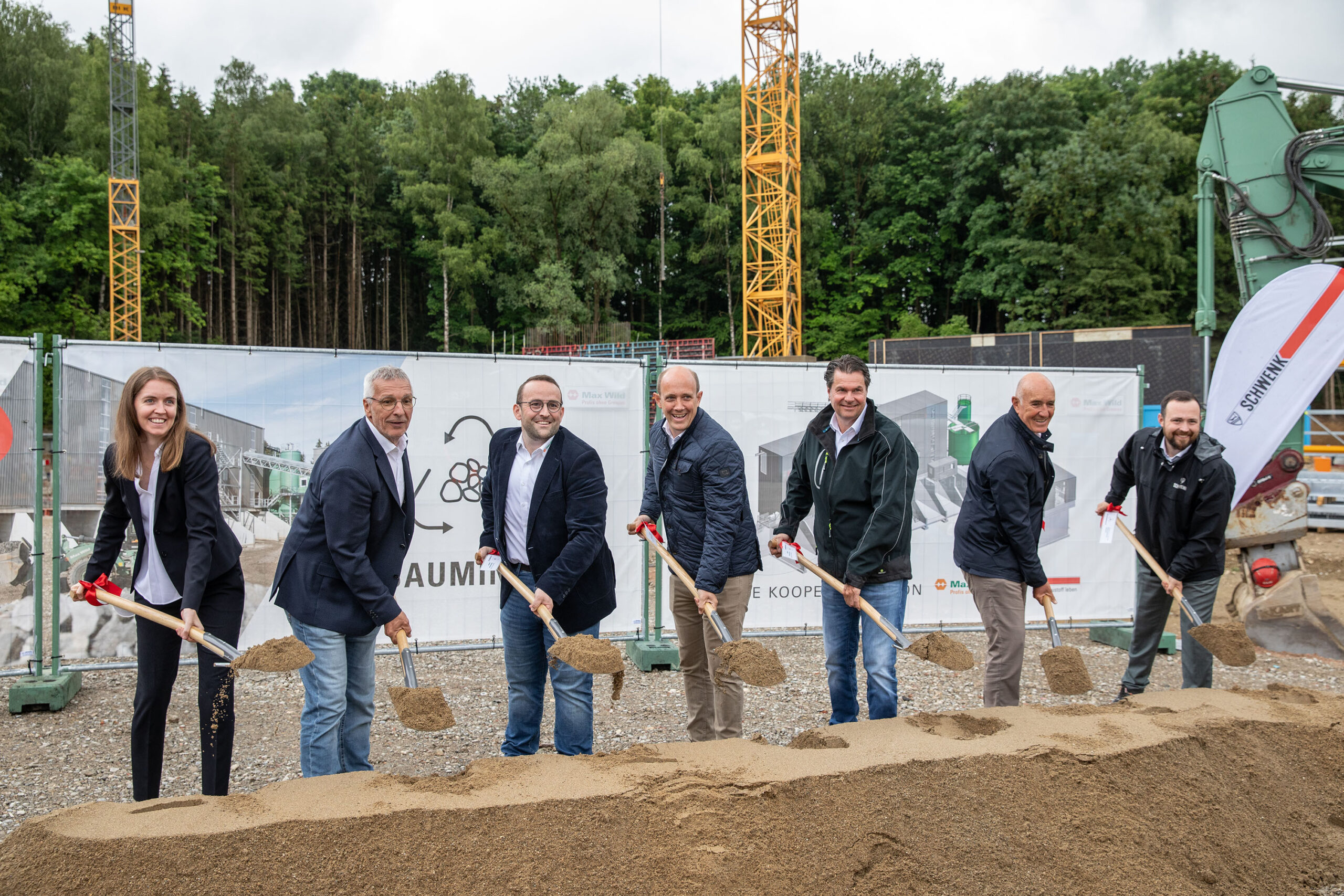 Starten gemeinsam die Offensive fürs Baustoffrecycling im Landkreis Biberach und im Alb-Donau-Kreis, beim Spatenstich für die neue Bodenwaschanlage in Achstetten, von links: Leonie Bertz (Projektleitung), Dr. Gregor Silvers (Geschäftsfeldleiter Umwelt) und Elias Haitz (Oberbauleiter Umwelt; alle Max Wild GmbH), Markus Wild und Joachim Kainz (beide Geschäftsführer SW Bauminaralik Donau-Iller GmbH & Co. KG), Max Wild (Gesellschafter Max Wild GmbH) und Patrik Schleicher (Gesellschafter der SCHWENK Baustoffgruppe).
Copyright: SW Baumineralik