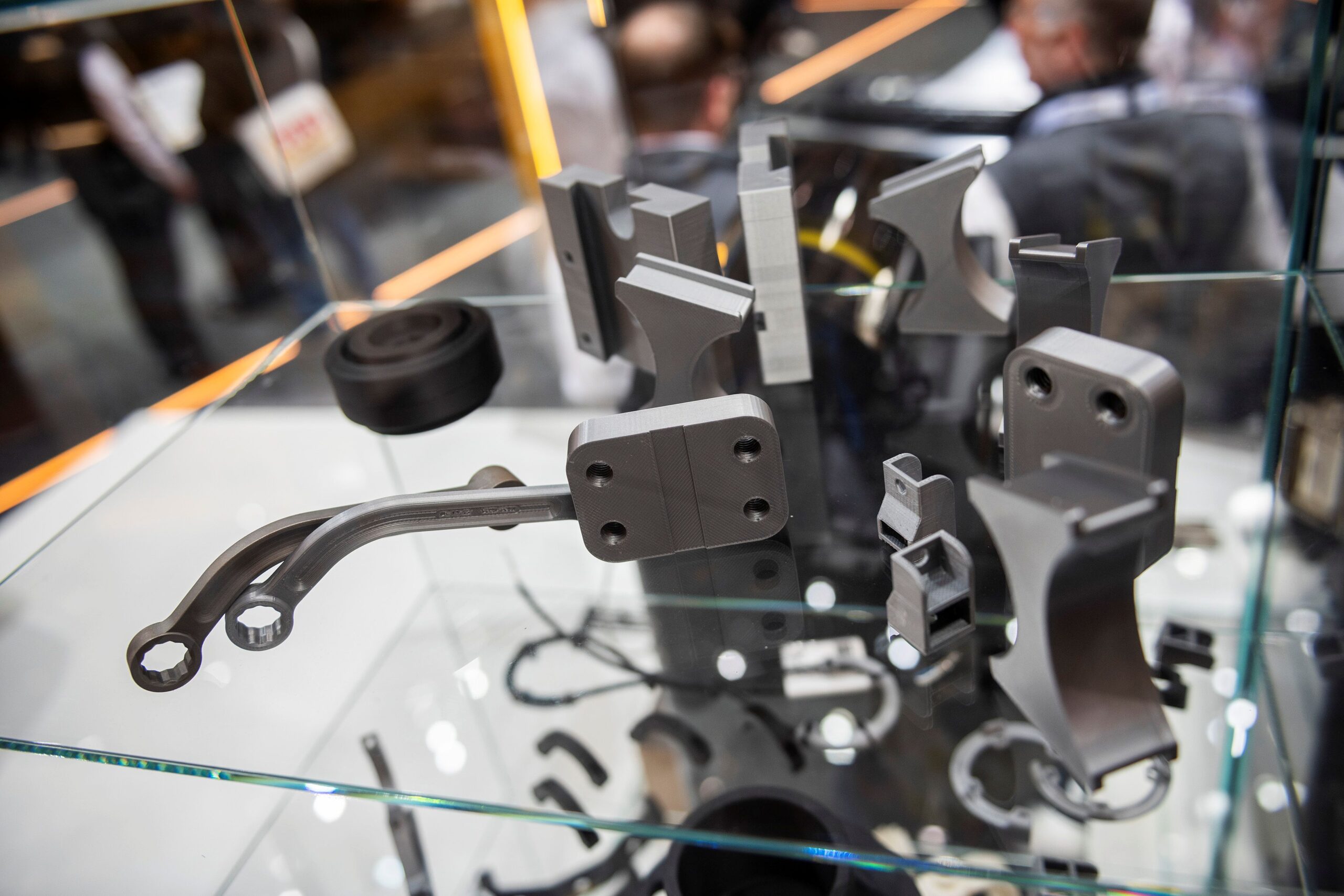 Inmitten des gelben Eisens präsentierte die Abteilung STS besondere Werkzeuge und Bau-teile aus dem 3D-Drucker&hellip;