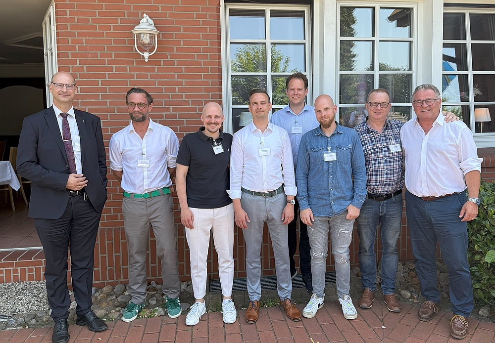 Die Vorstände der LV Nord: (v.l.n.r.) Arne Grewe, Florian Buchter, Mark Voigt, Daniel Thiemann, Christoph Buss, Daniel Grimm, Hartmut Schön und bvse-Hauptgeschäftsführer Eric Rehbock. Copyright: bvse