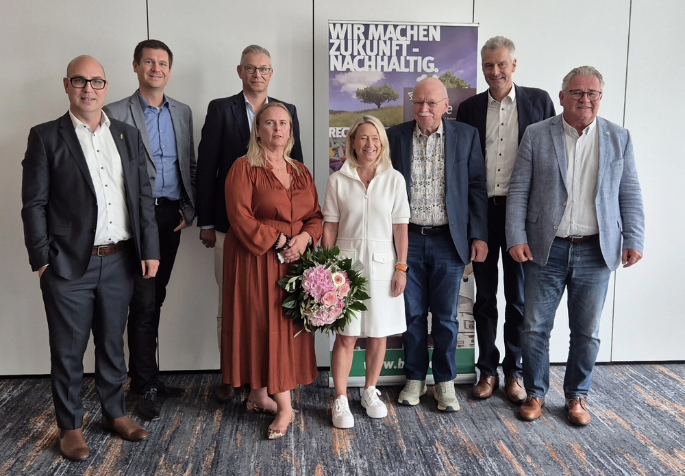 v.l.n.r.: Florian Lankes, Maximilian Scheidacker, Herbert Snell, Birgit Gehr, Christiane Neuhaus, Werner Schmidt, Christian Güntner, Eric Rehbock. Copyright: bvse