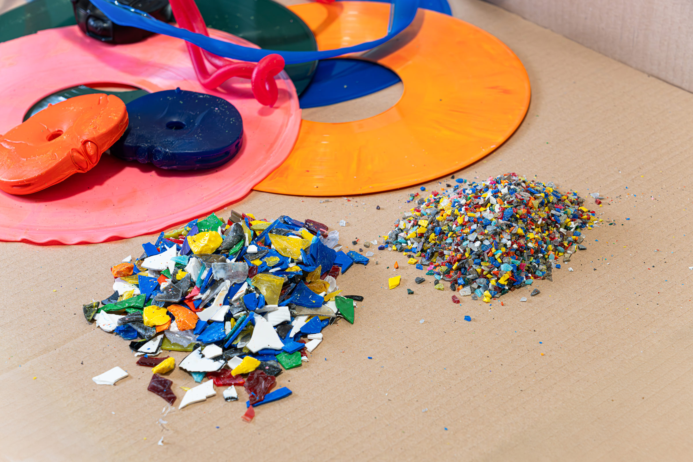 PVC Kunststoff Materialkreislauf beim Schallplatten Recycling. Copyright: Weima